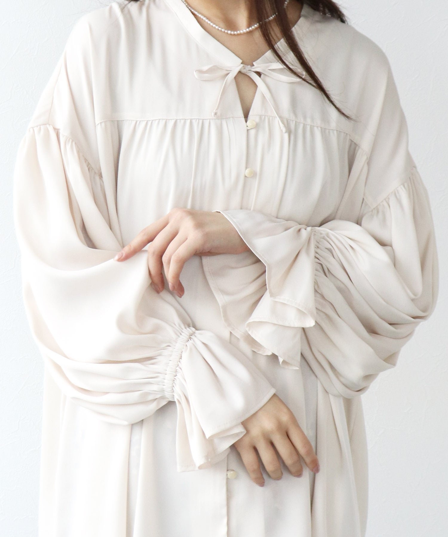 サテンギャザーブラウス