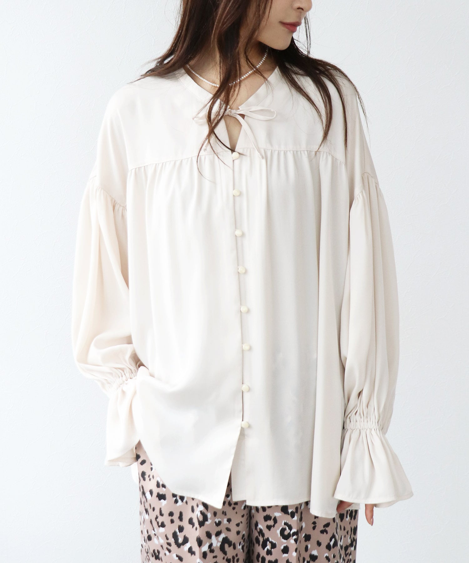 サテンギャザーブラウス