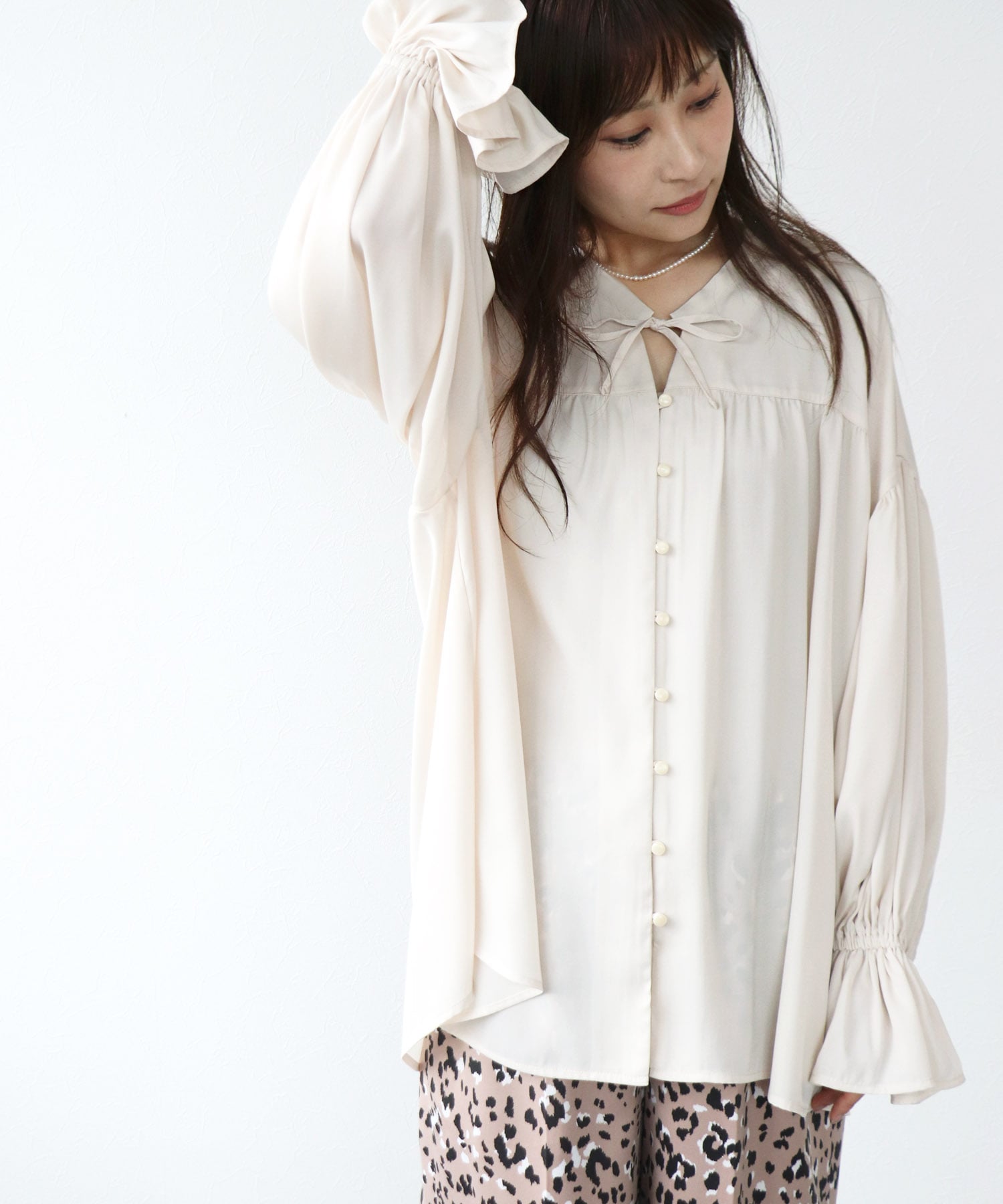 サテンギャザーブラウス