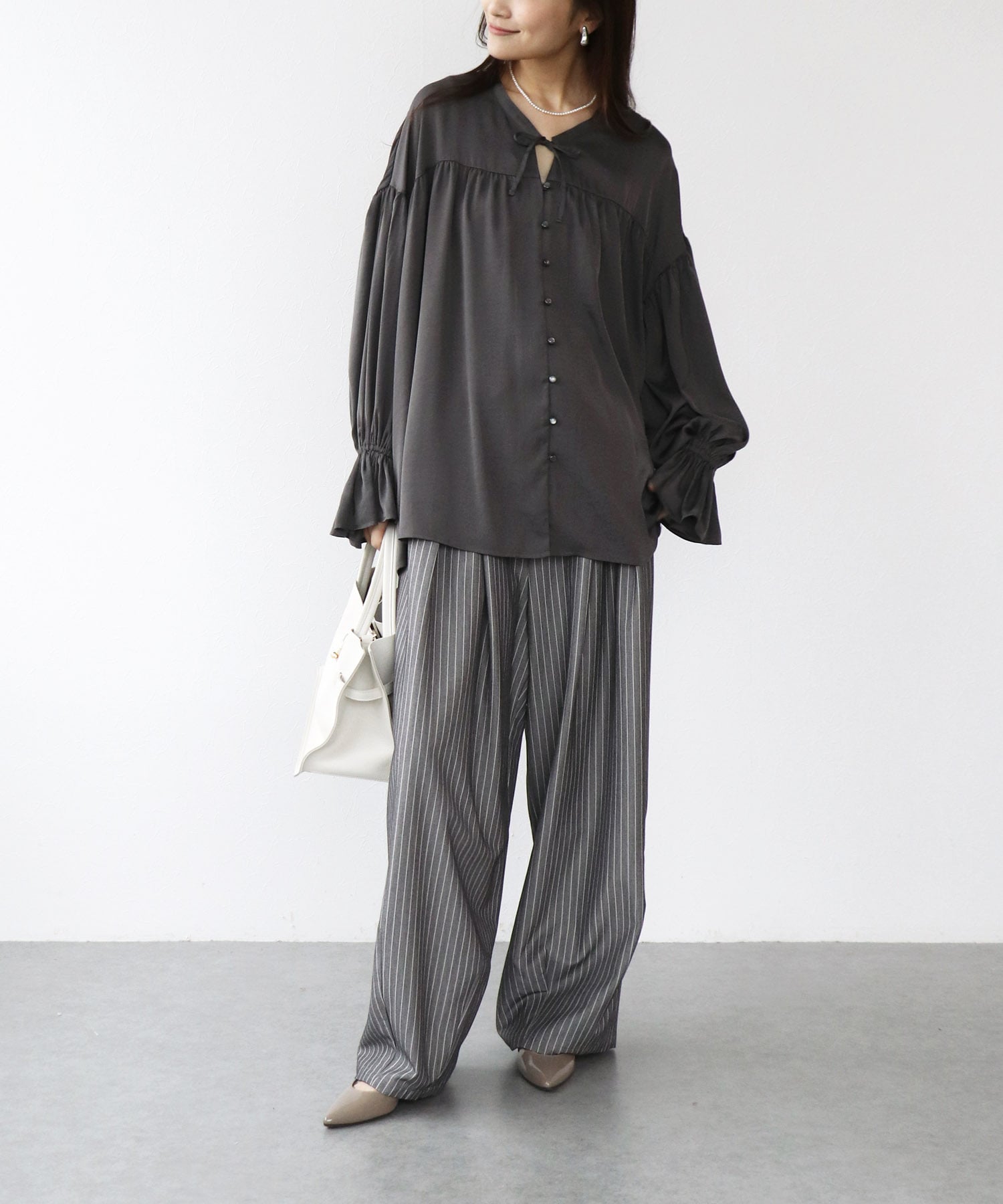 サテンギャザーブラウス