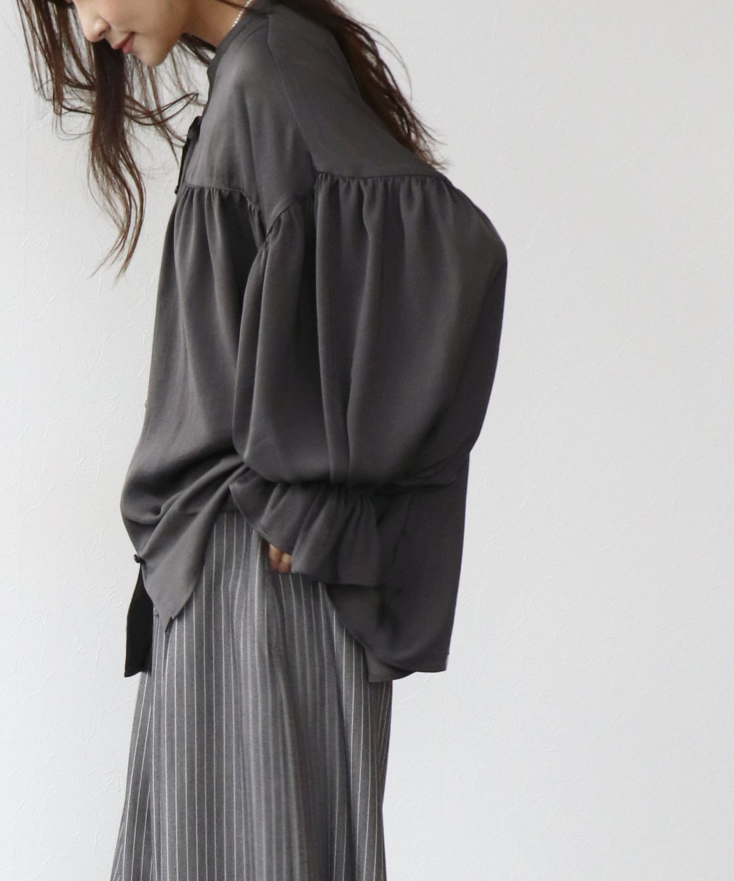 サテンギャザーブラウス