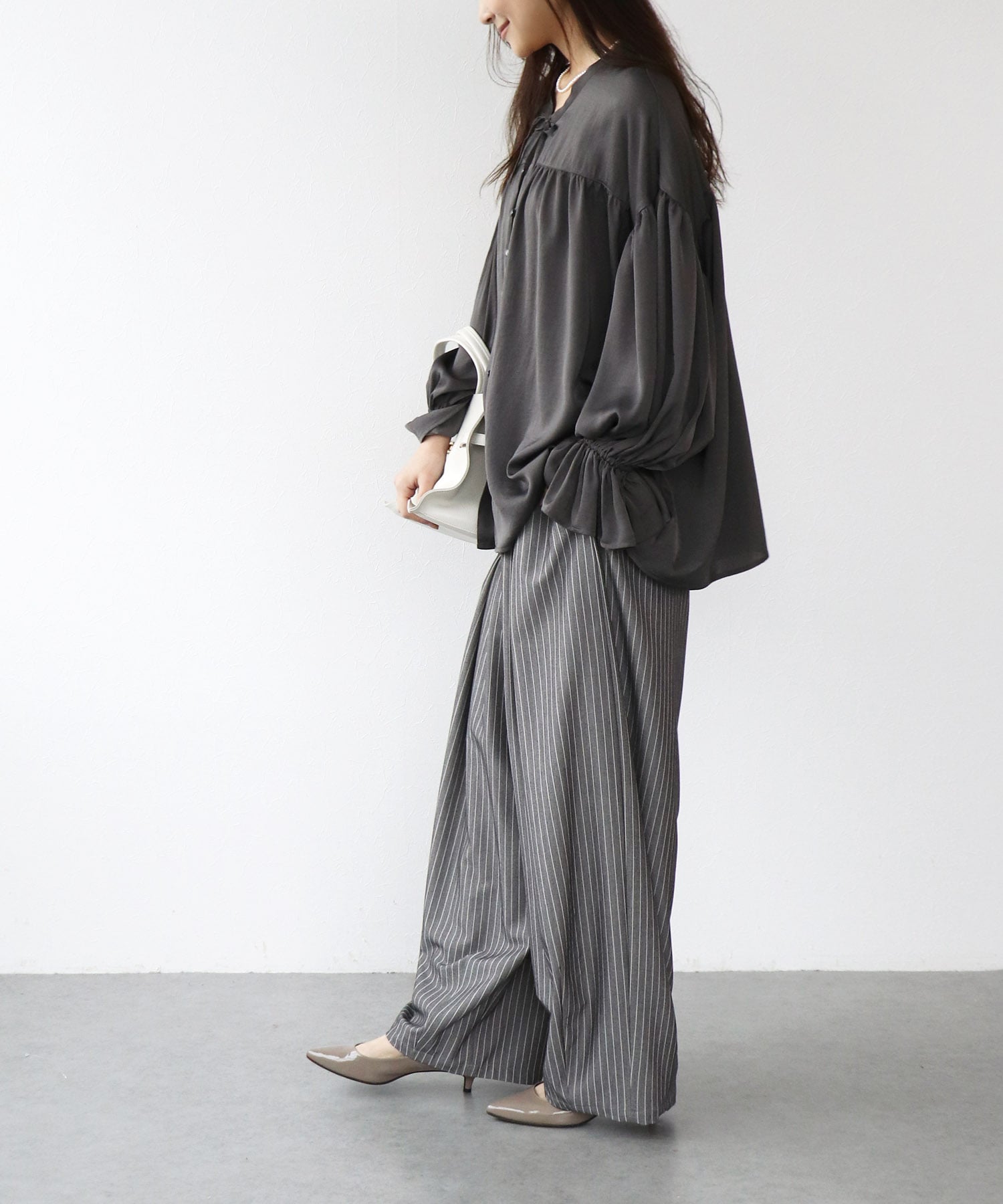 サテンギャザーブラウス