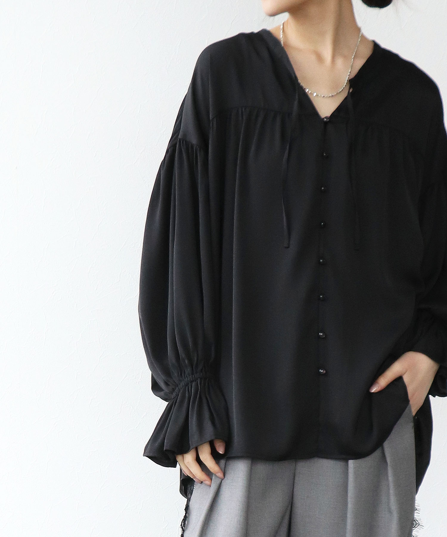サテンギャザーブラウス