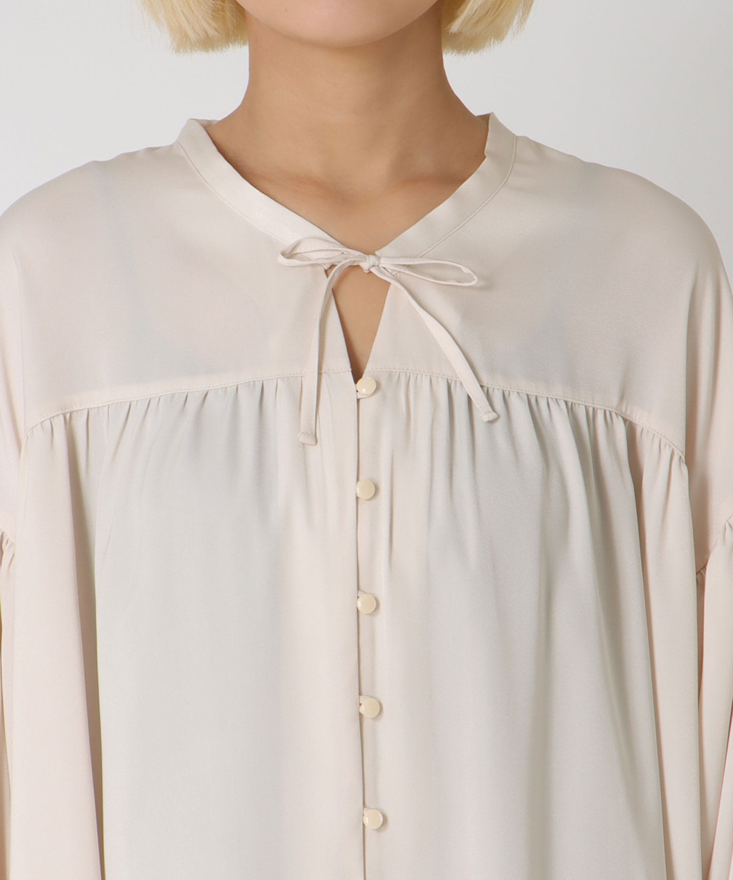 サテンギャザーブラウス