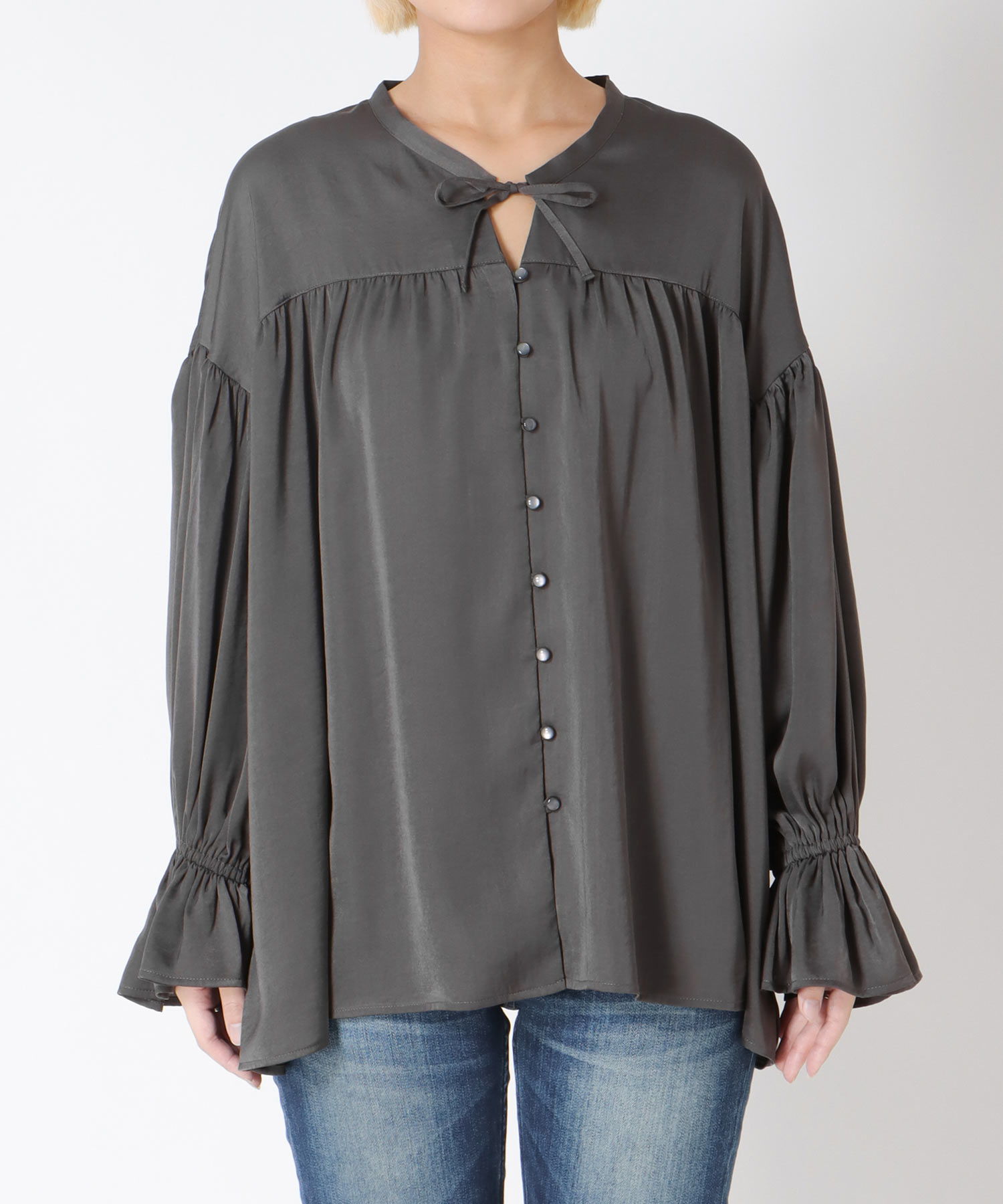 サテンギャザーブラウス