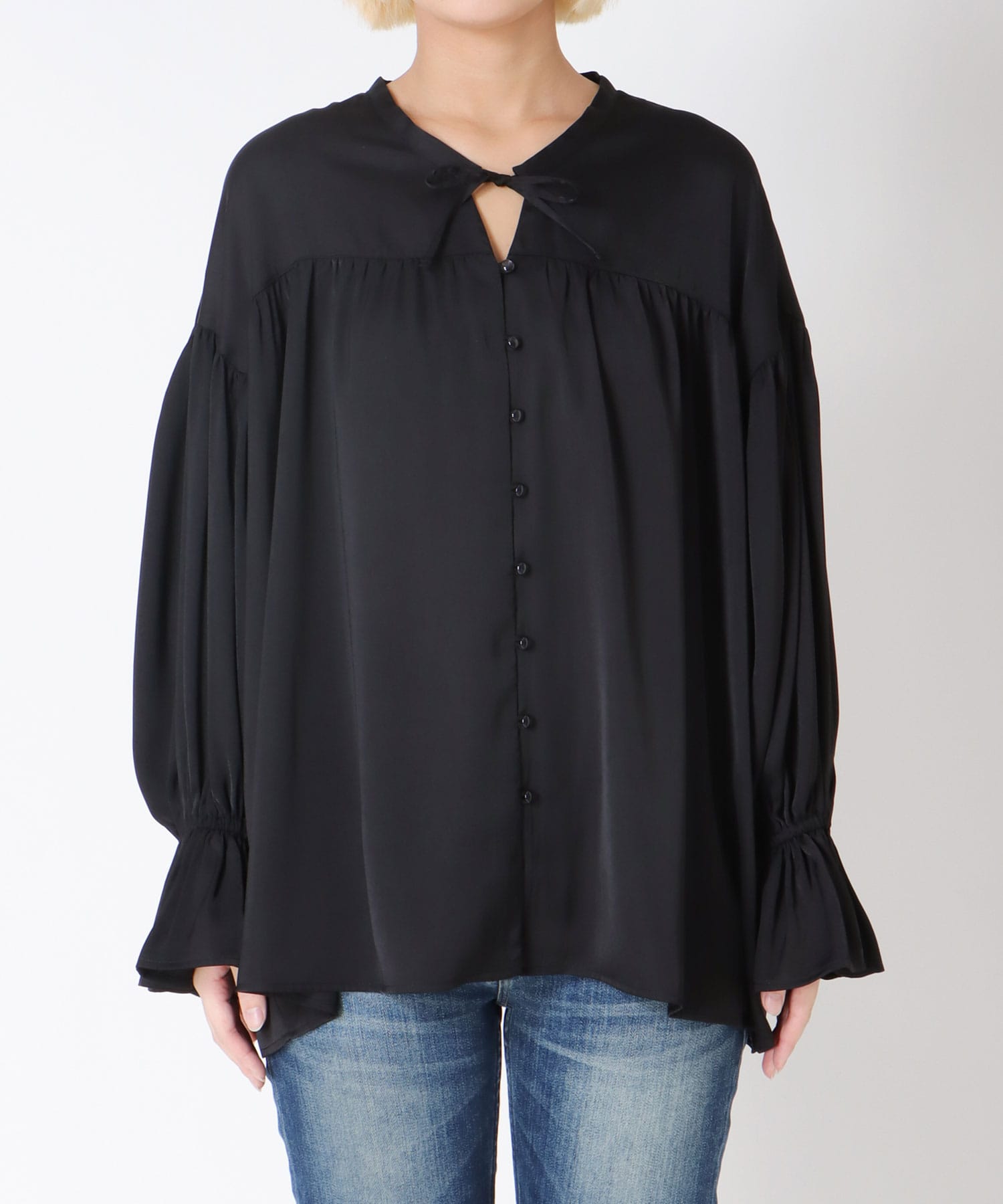 サテンギャザーブラウス