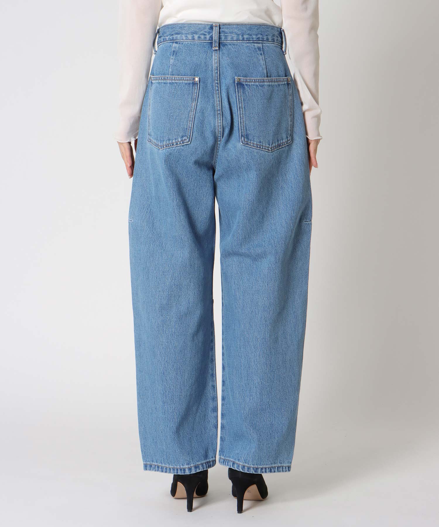 カーブデニムパンツ