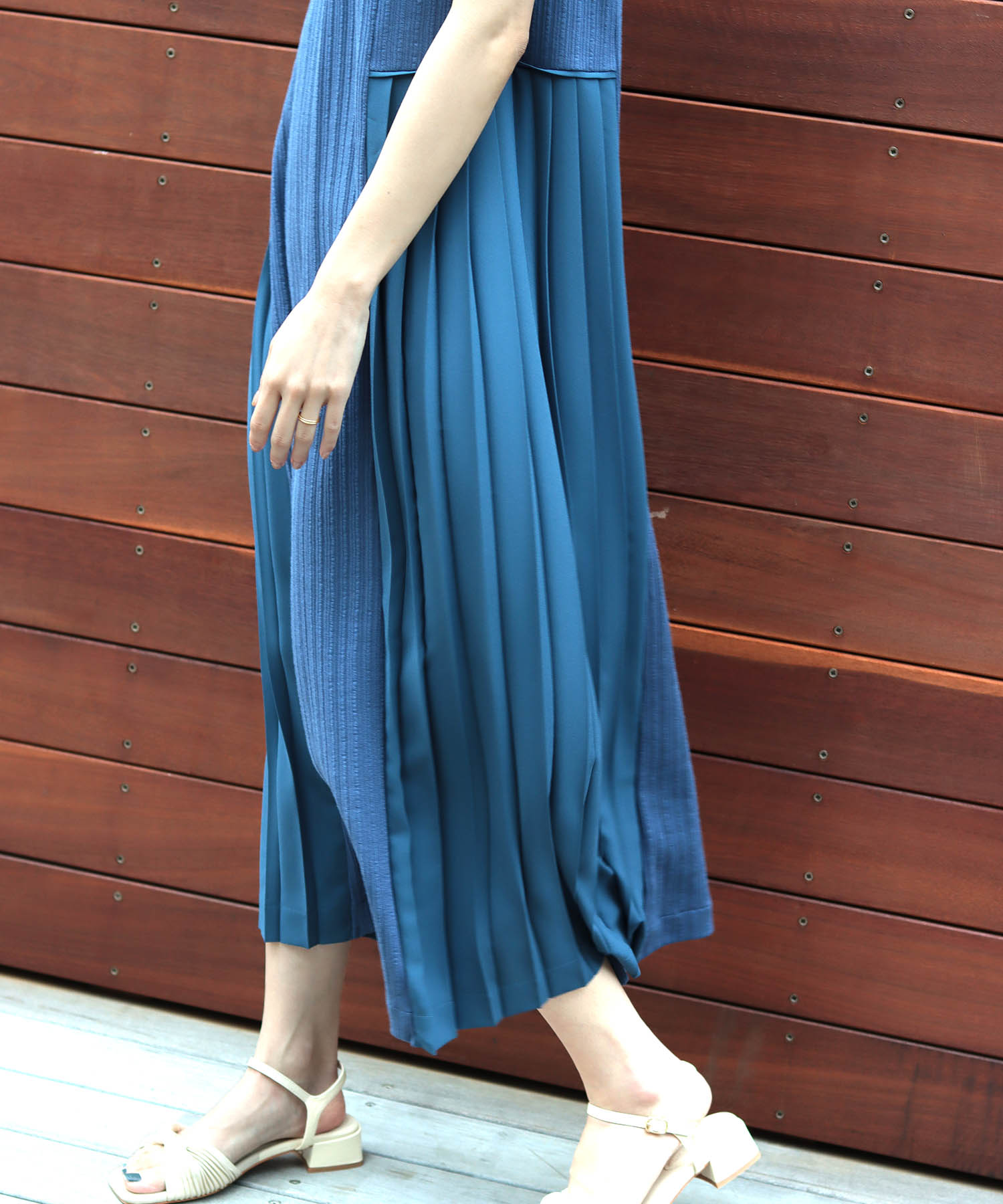 人気特価 サイドプリーツワンピース S ひざ丈ワンピース