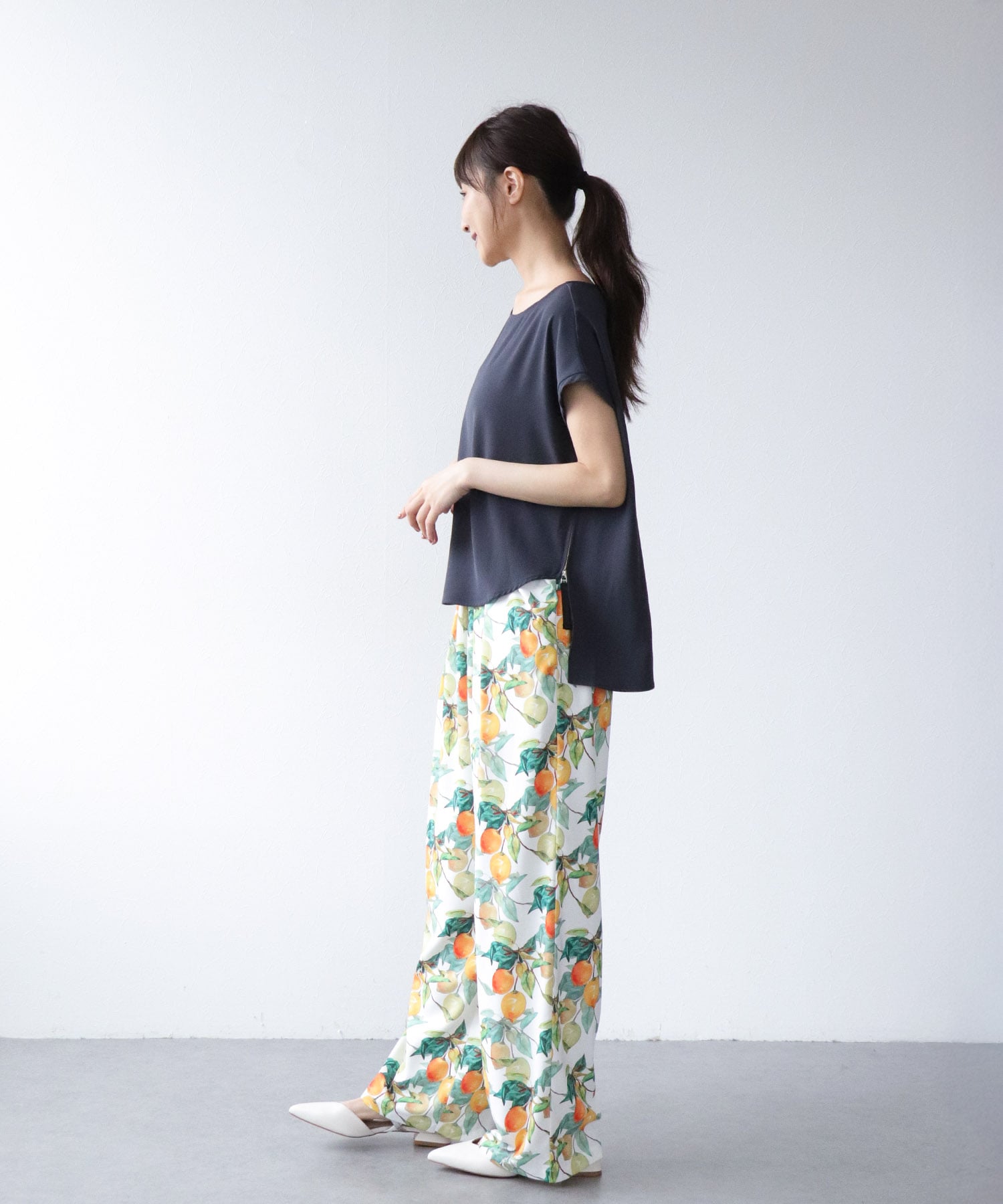 レモンプリントタックパンツ | AND ON JIONE STORE（アンドオン