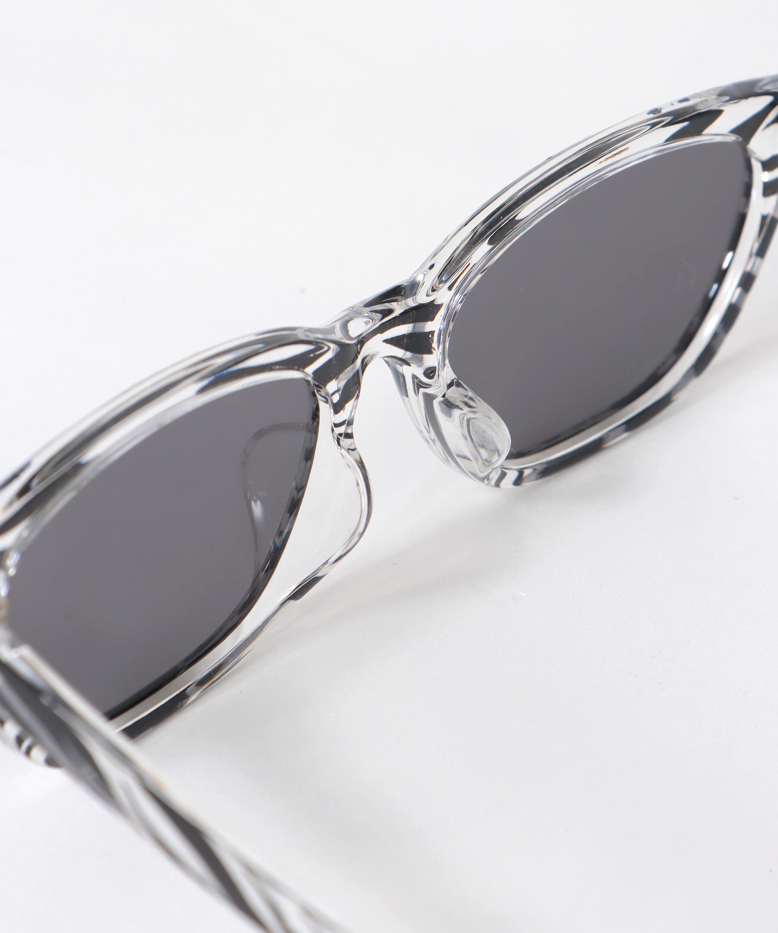 ゼブラフレームサングラス《紫外線透過率1%未満》