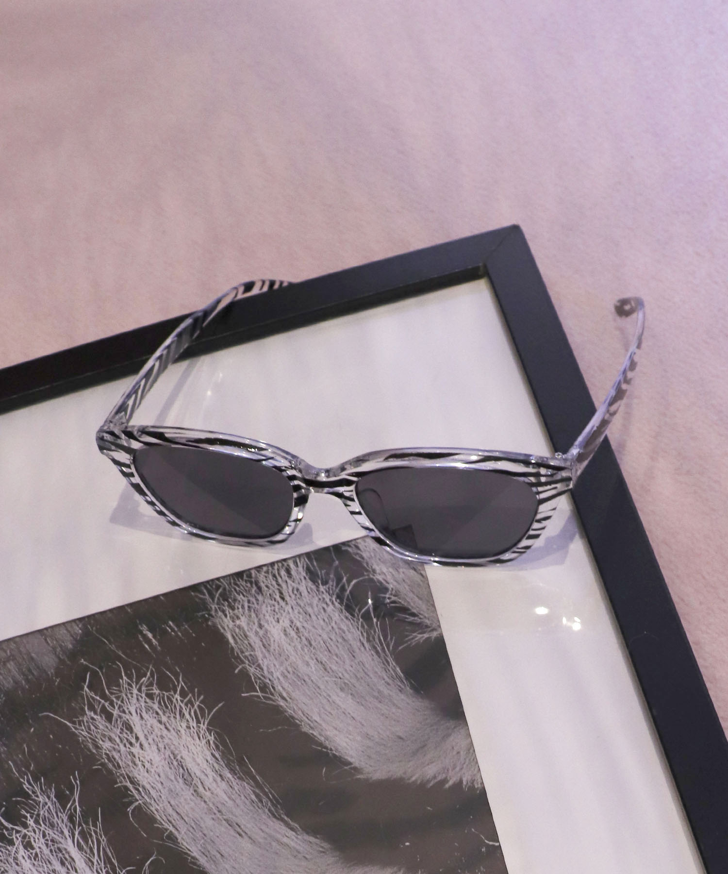 ゼブラフレームサングラス《紫外線透過率1%未満》