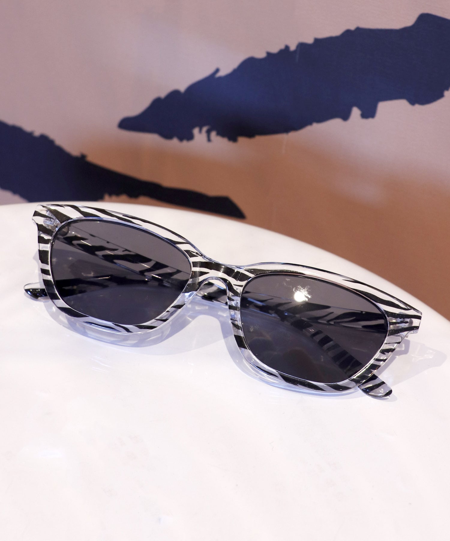 ゼブラフレームサングラス《紫外線透過率1%未満》