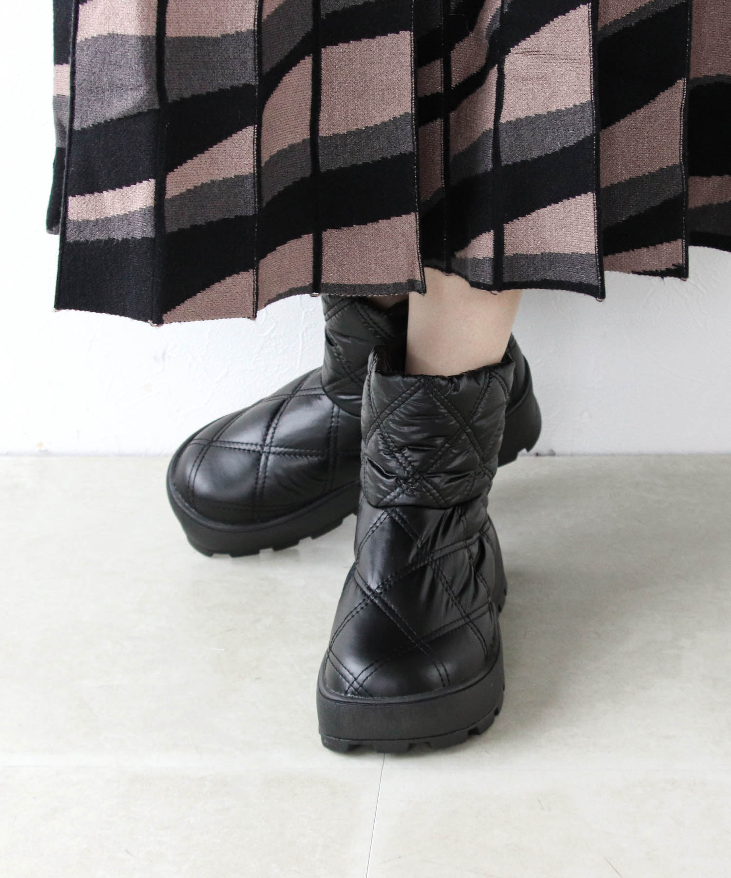 UGG キルティングショートブーツ 黒