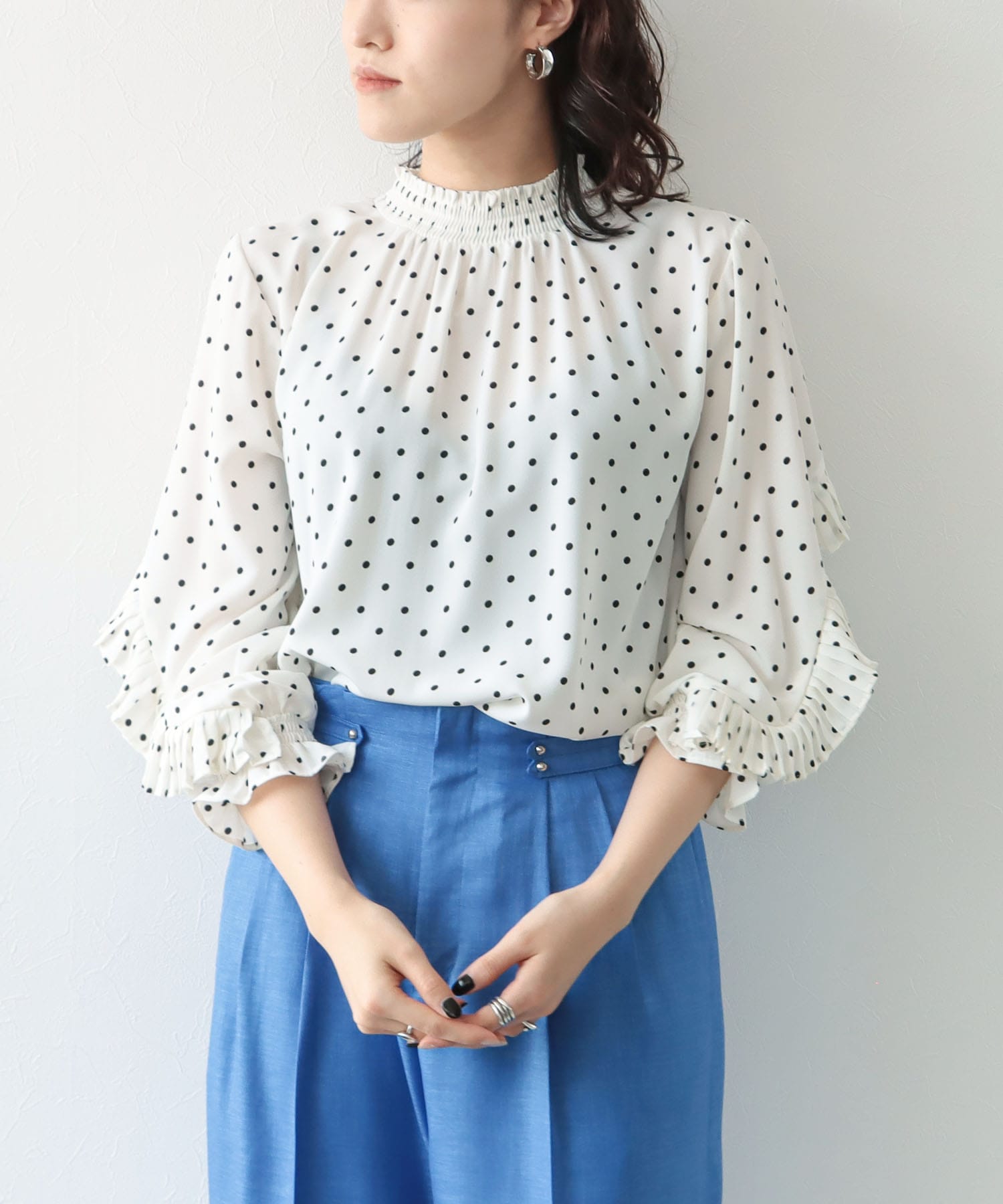 プリーツスリーブドットブラウス | AND ON JIONE STORE(アンドオン