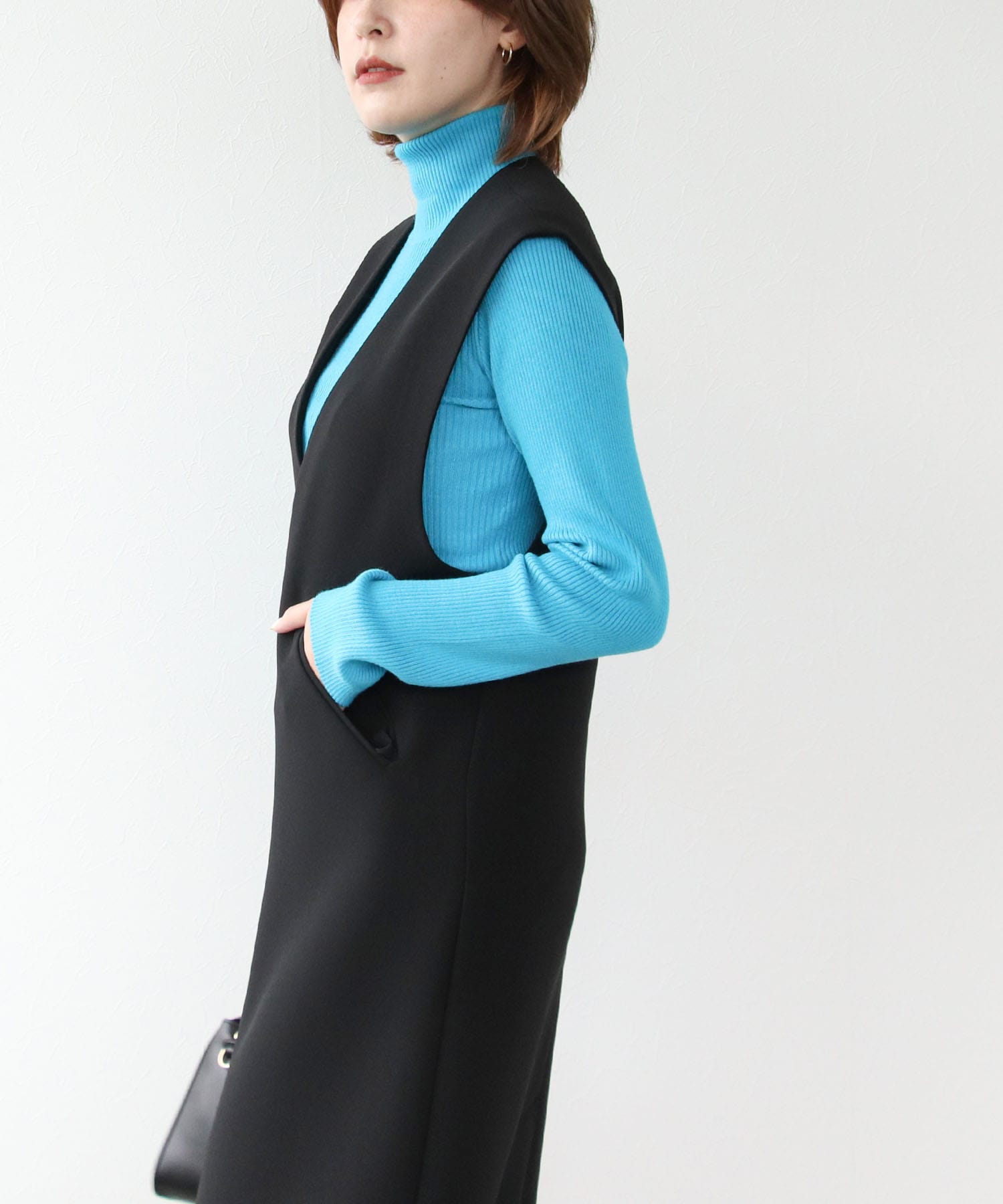 深VネックIラインワンピース | AND ON JIONE STORE（アンドオン