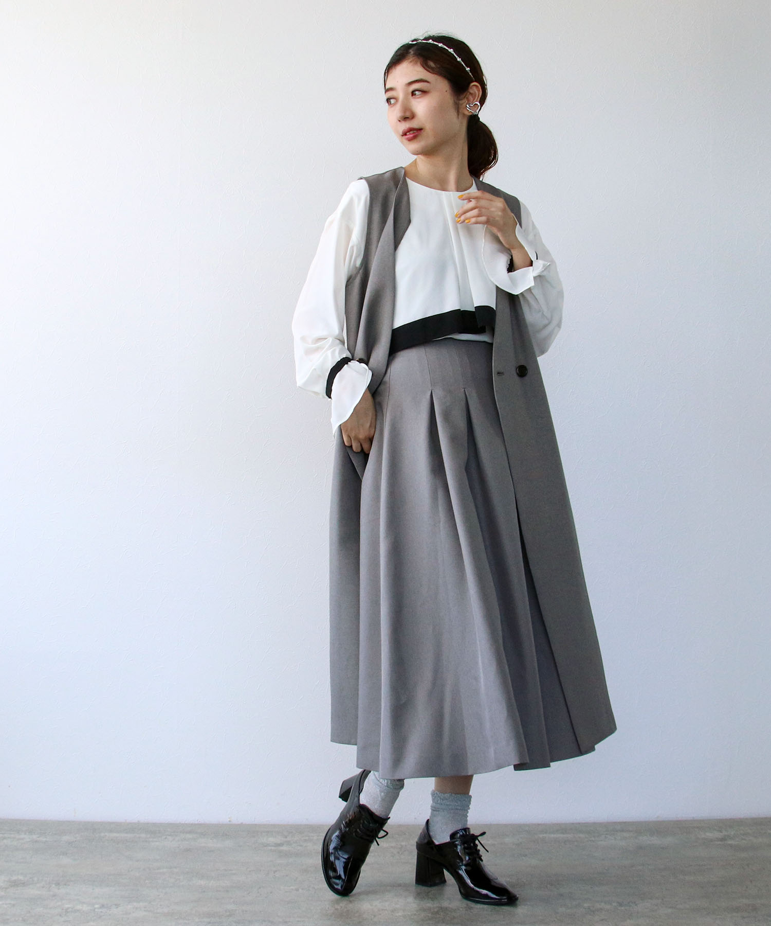 ポリサージノーカラーロングジレ | AND ON JIONE STORE(アンドオン