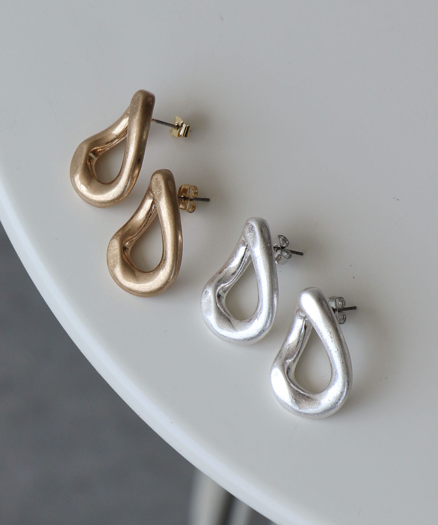 ツイストオーバルピアス