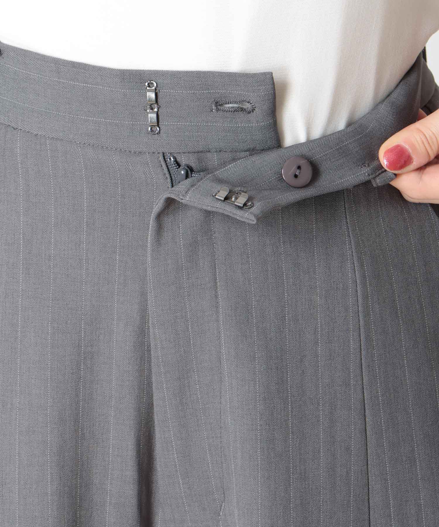 ストライプタックカーブパンツ | AND ON JIONE STORE