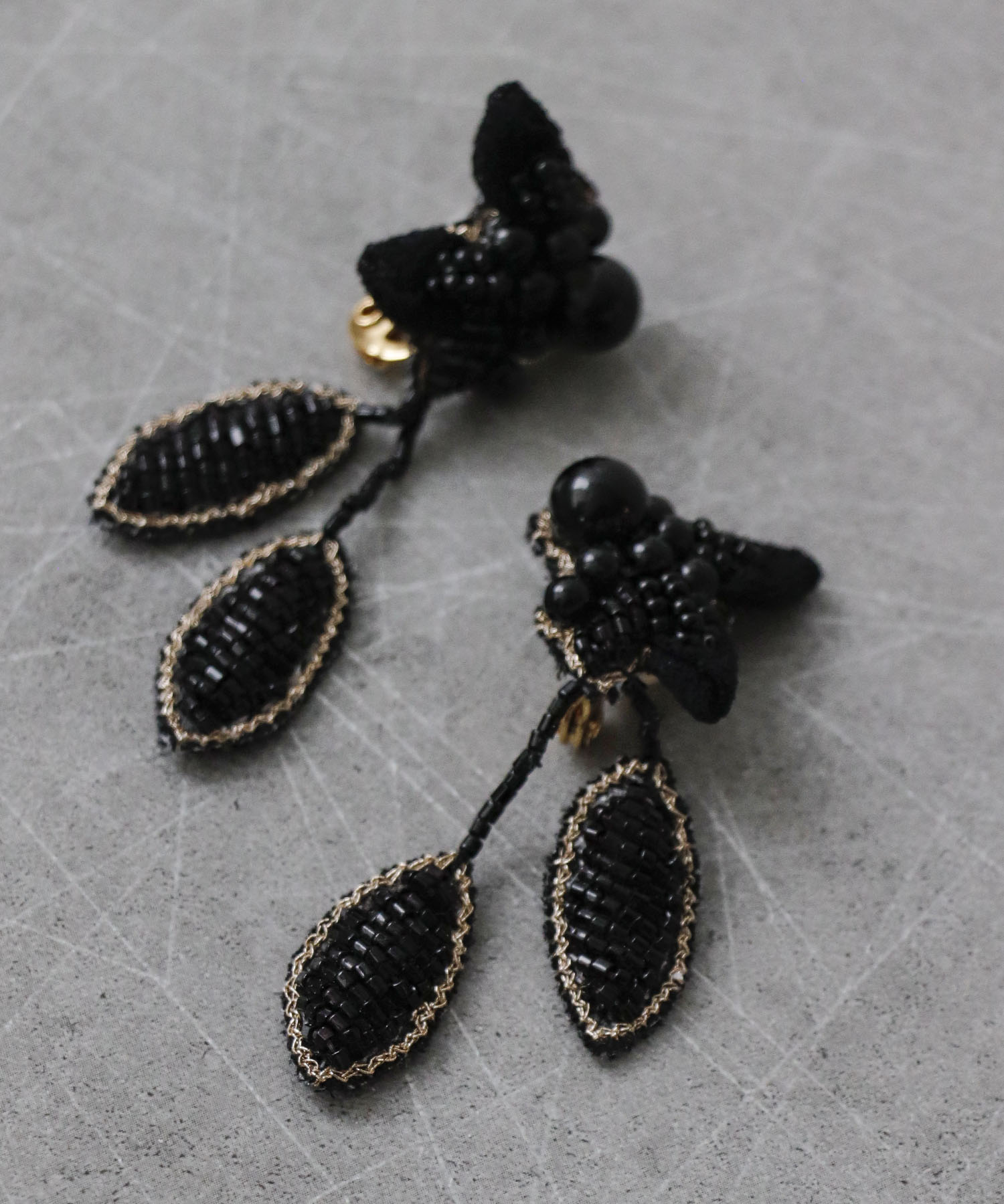 フラワー刺繍イヤリング