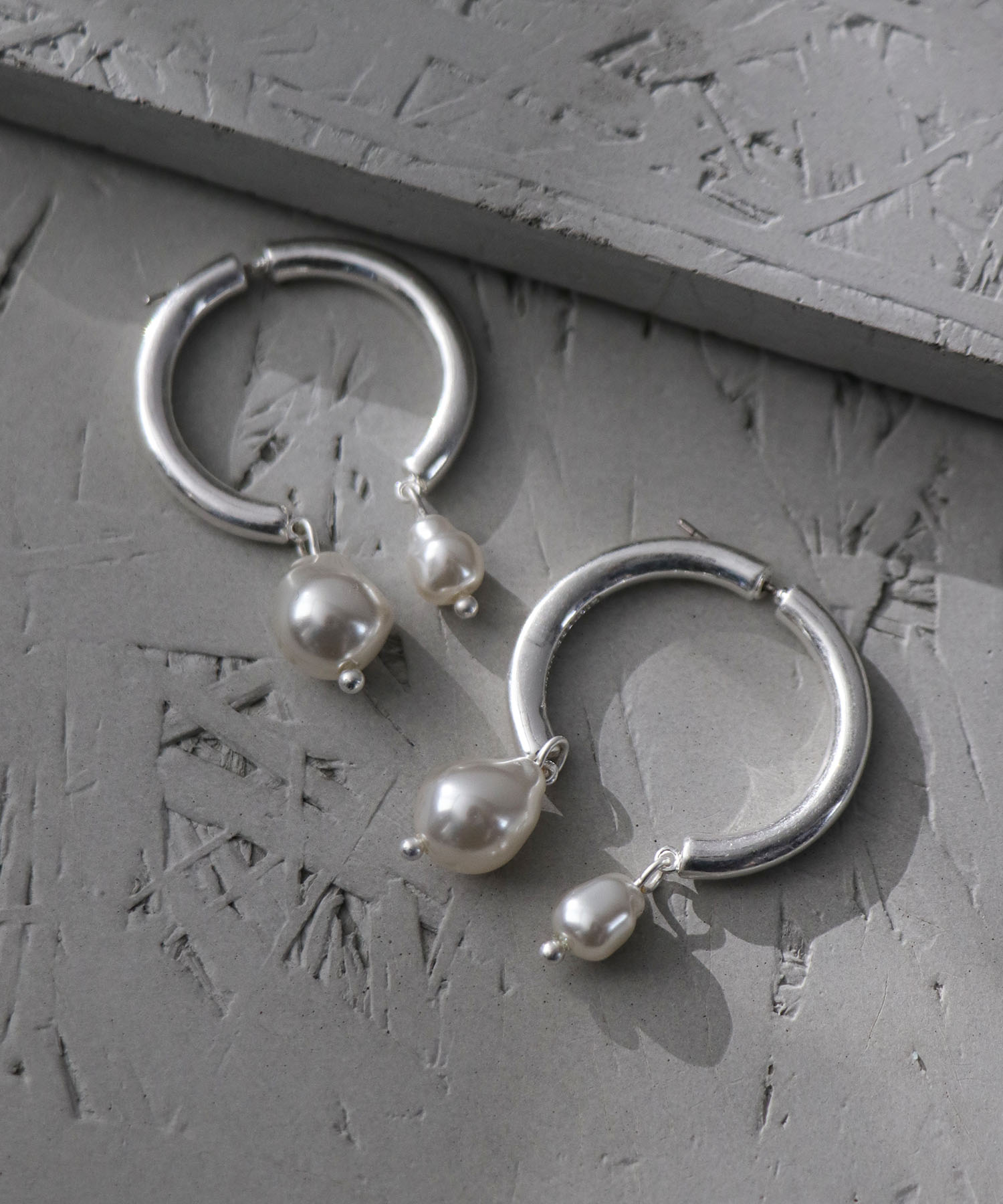 【LIMITED NUMBER】カーブメタルパールピアス