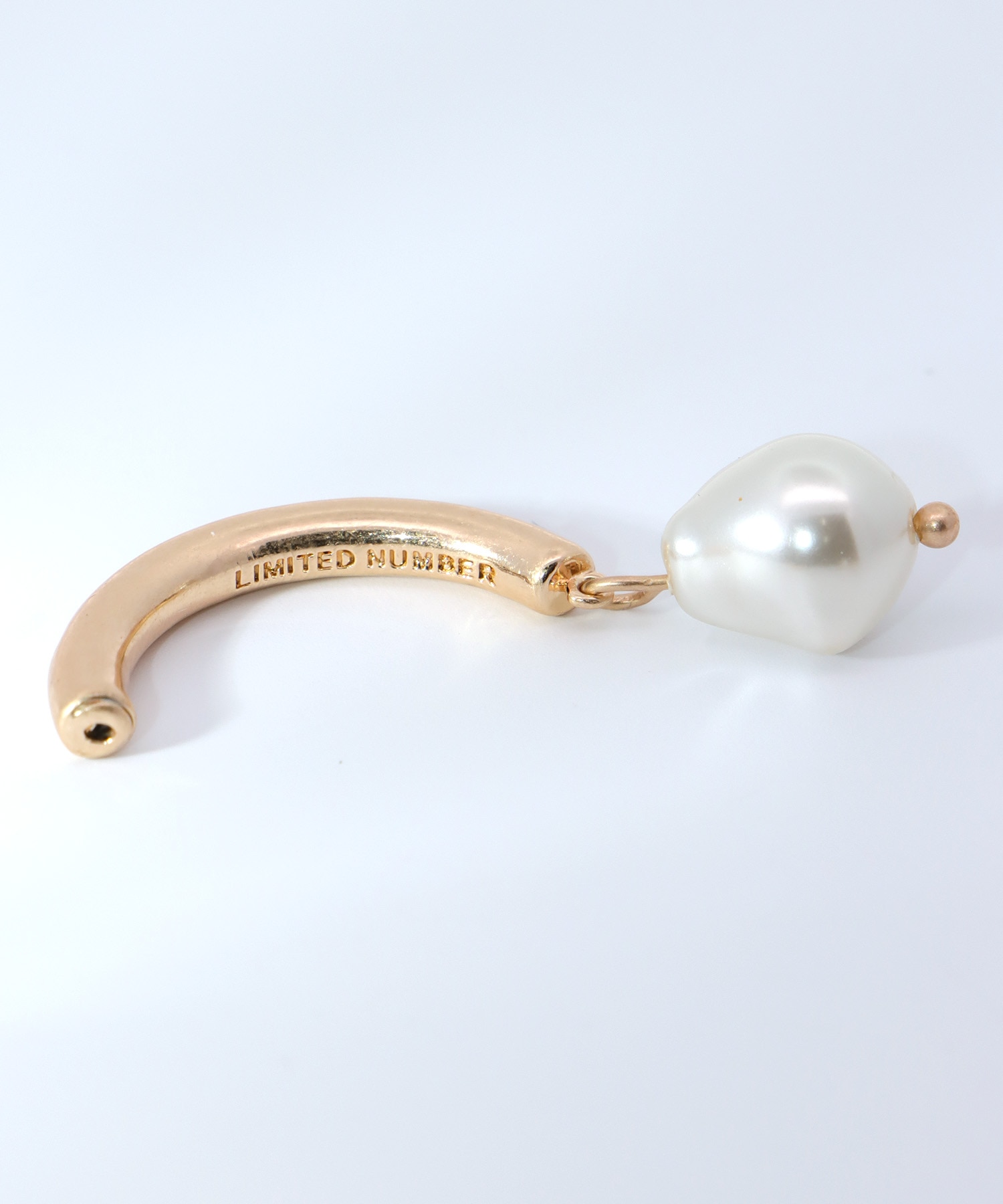 【LIMITED NUMBER】カーブメタルパールピアス