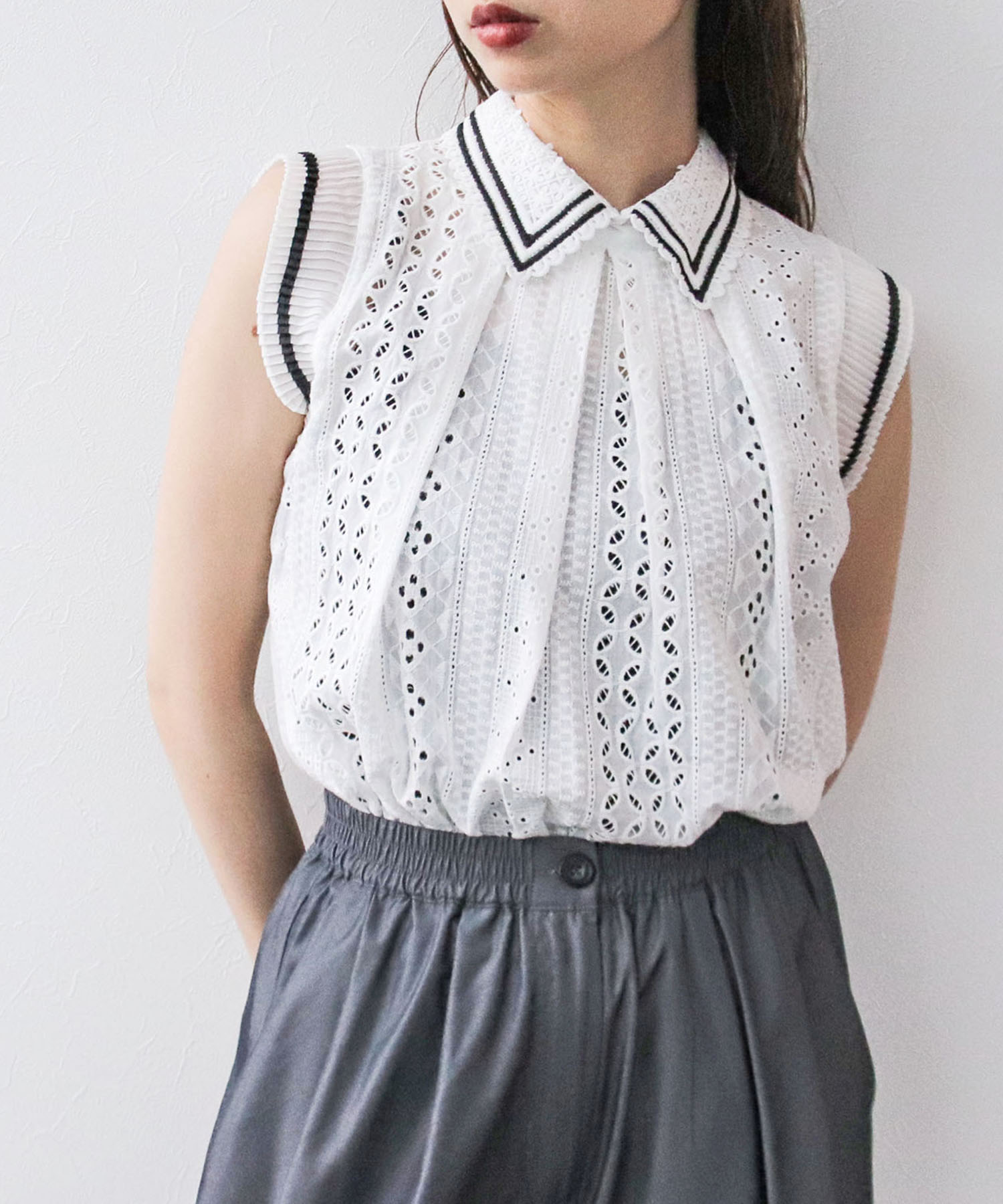 【WEB先行発売】レース刺繍ノースリーブブラウス