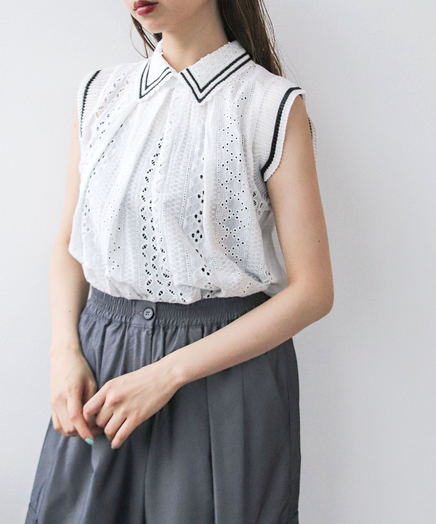 【WEB先行発売】レース刺繍ノースリーブブラウス