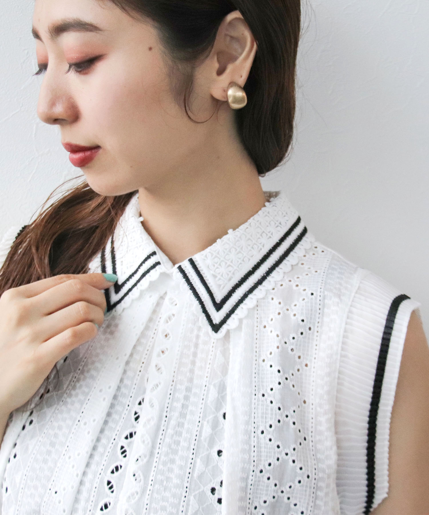 【WEB先行発売】レース刺繍ノースリーブブラウス