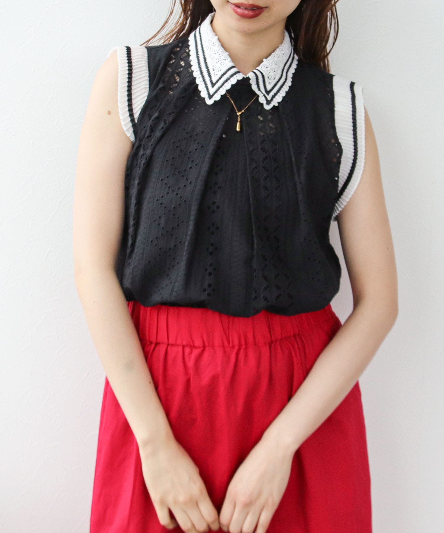 【WEB先行発売】レース刺繍ノースリーブブラウス