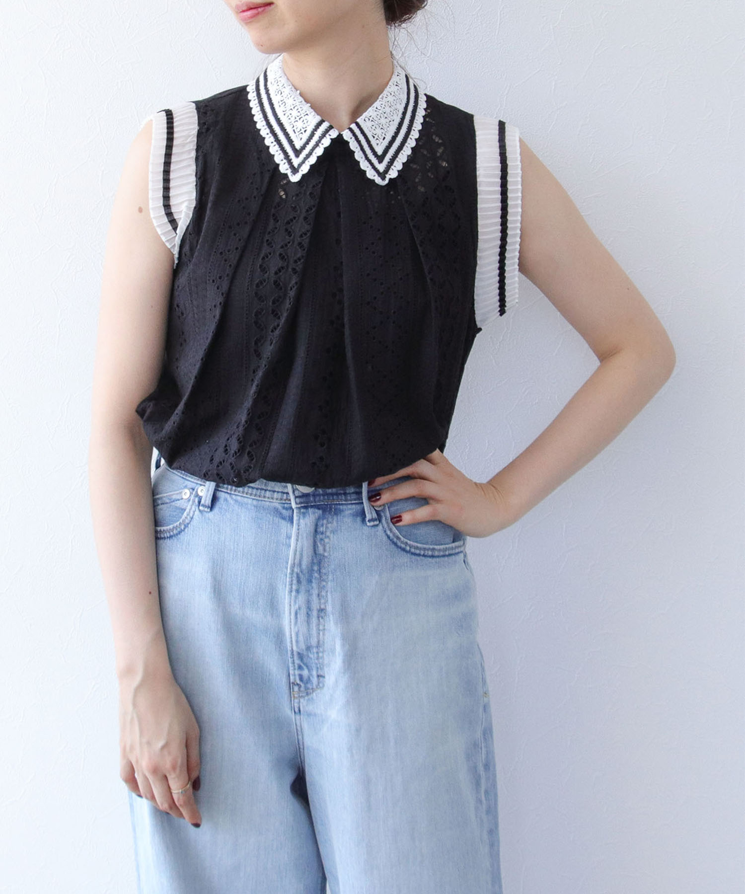 【WEB先行発売】レース刺繍ノースリーブブラウス