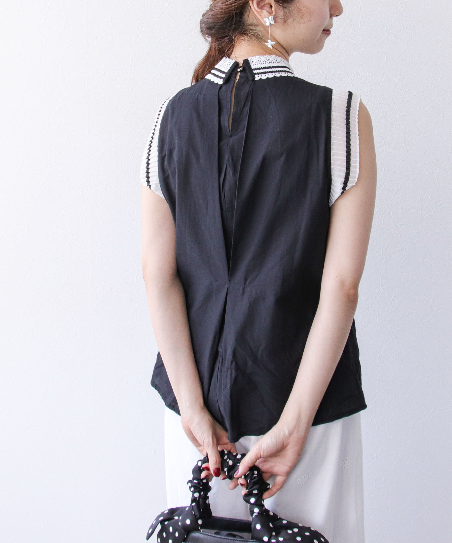 【WEB先行発売】レース刺繍ノースリーブブラウス