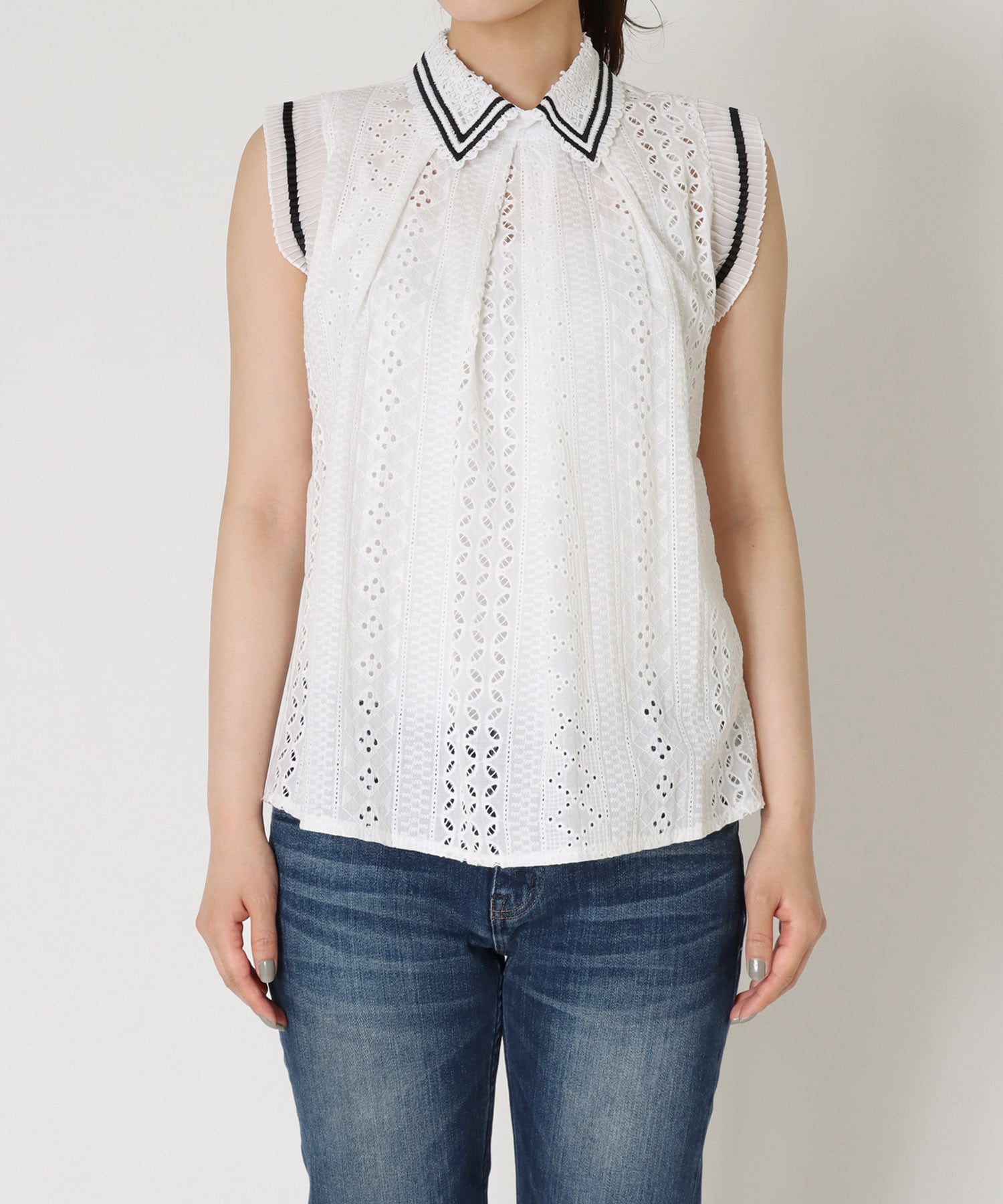 【WEB先行発売】レース刺繍ノースリーブブラウス