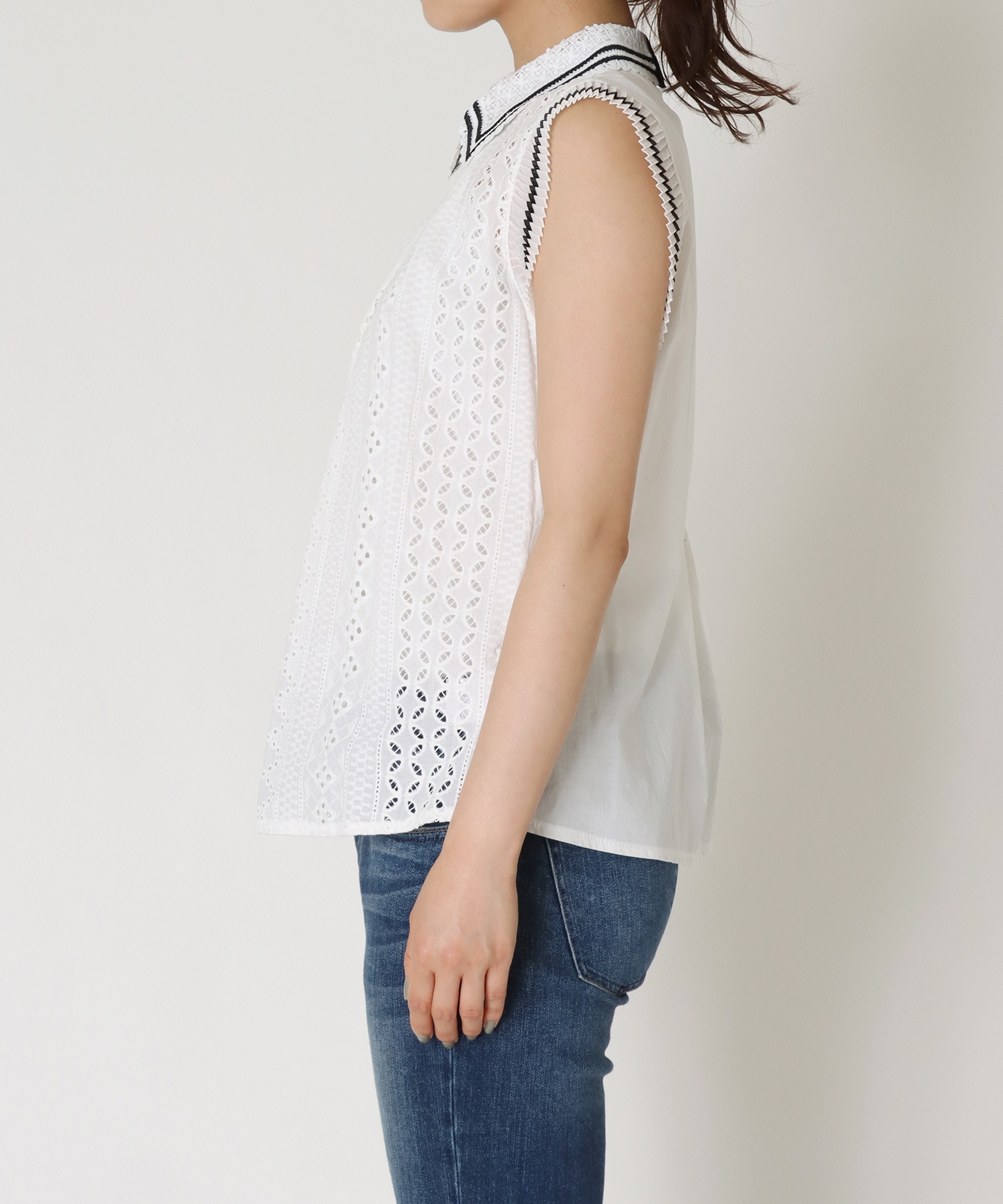 【WEB先行発売】レース刺繍ノースリーブブラウス