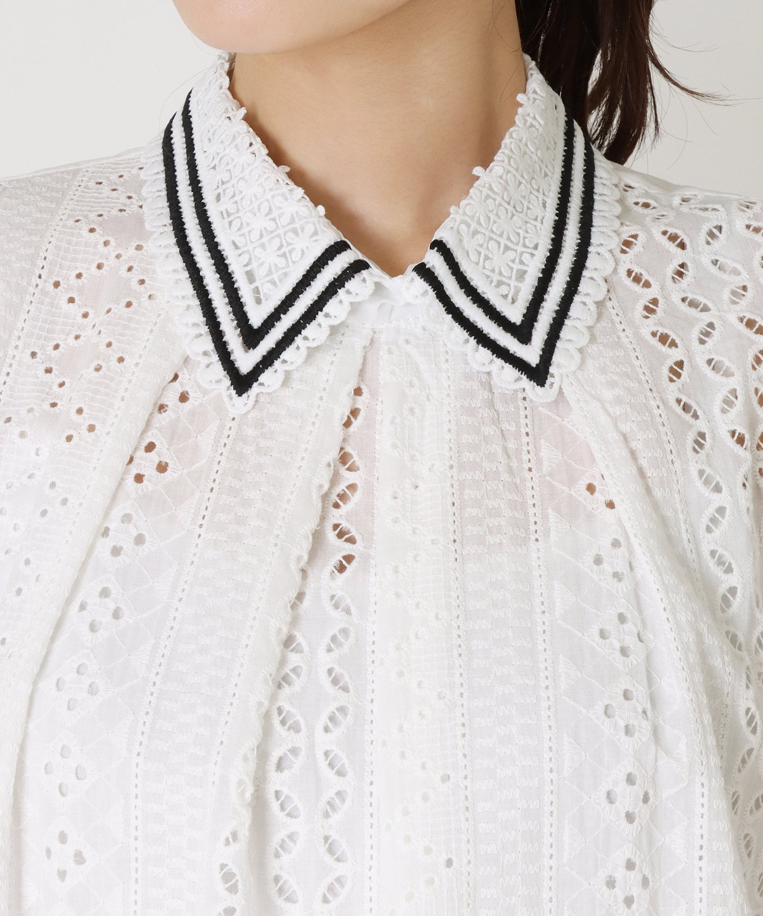 【WEB先行発売】レース刺繍ノースリーブブラウス