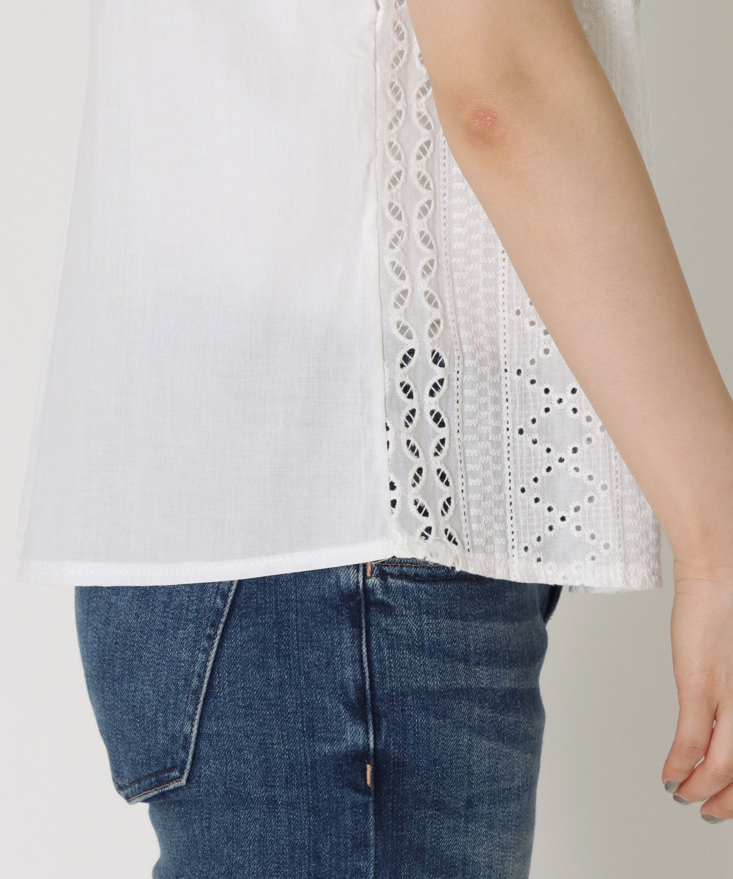 【WEB先行発売】レース刺繍ノースリーブブラウス