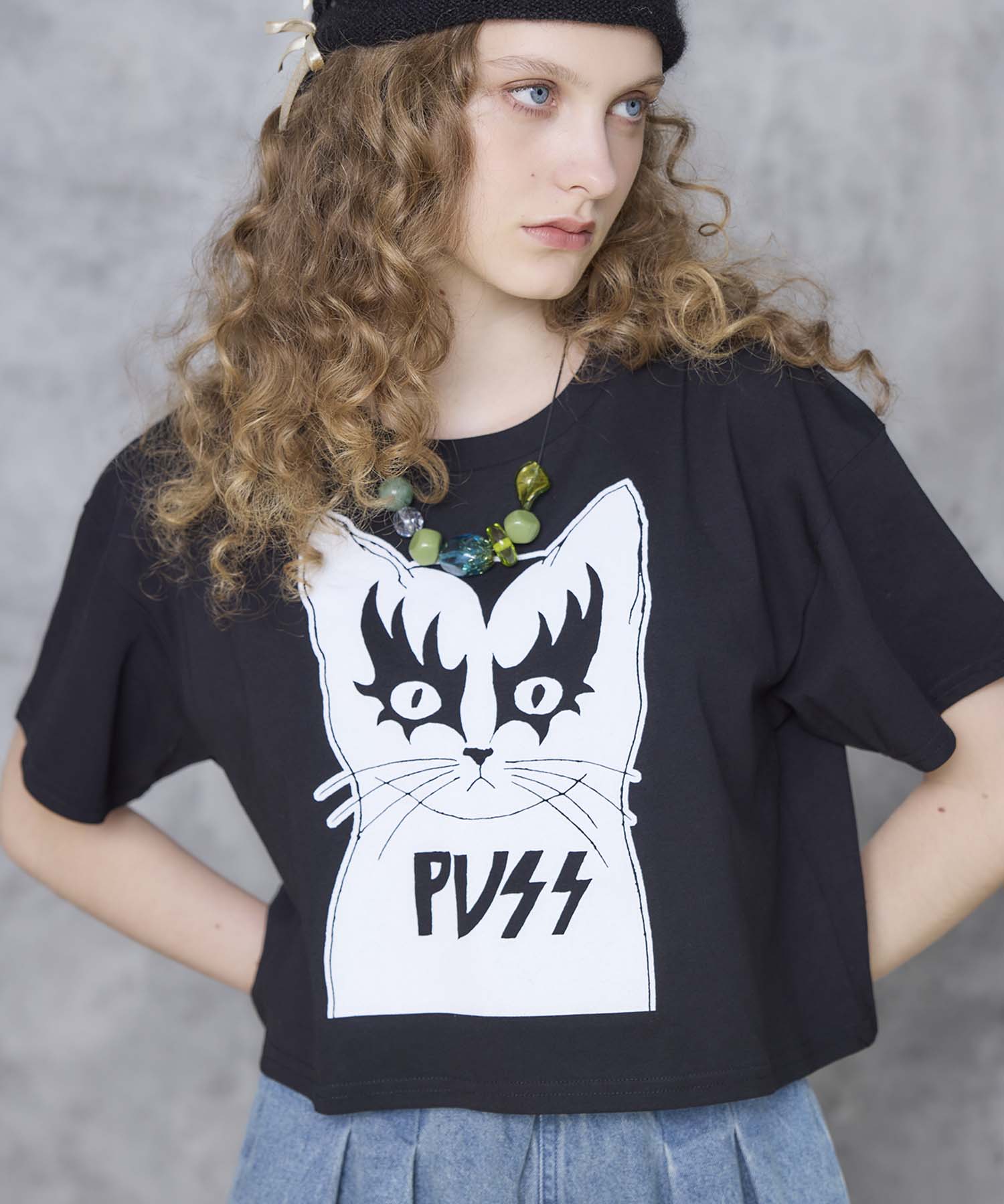 【BLACK SCORE】PUSS クロップドＴシャツ