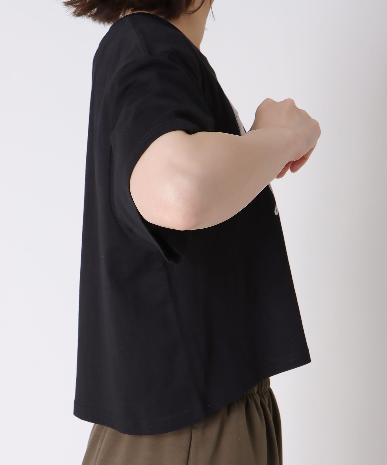 【BLACK SCORE】PUSS クロップドＴシャツ