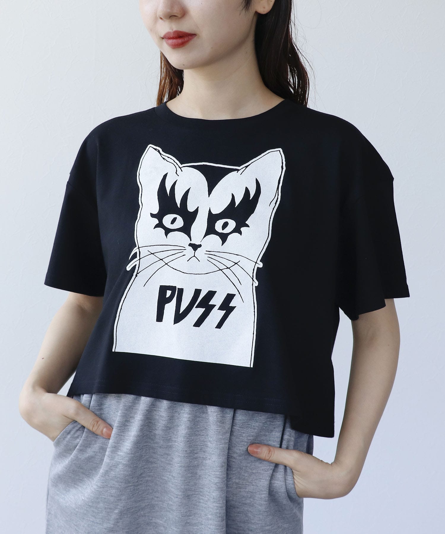 【BLACK SCORE】PUSS クロップドＴシャツ