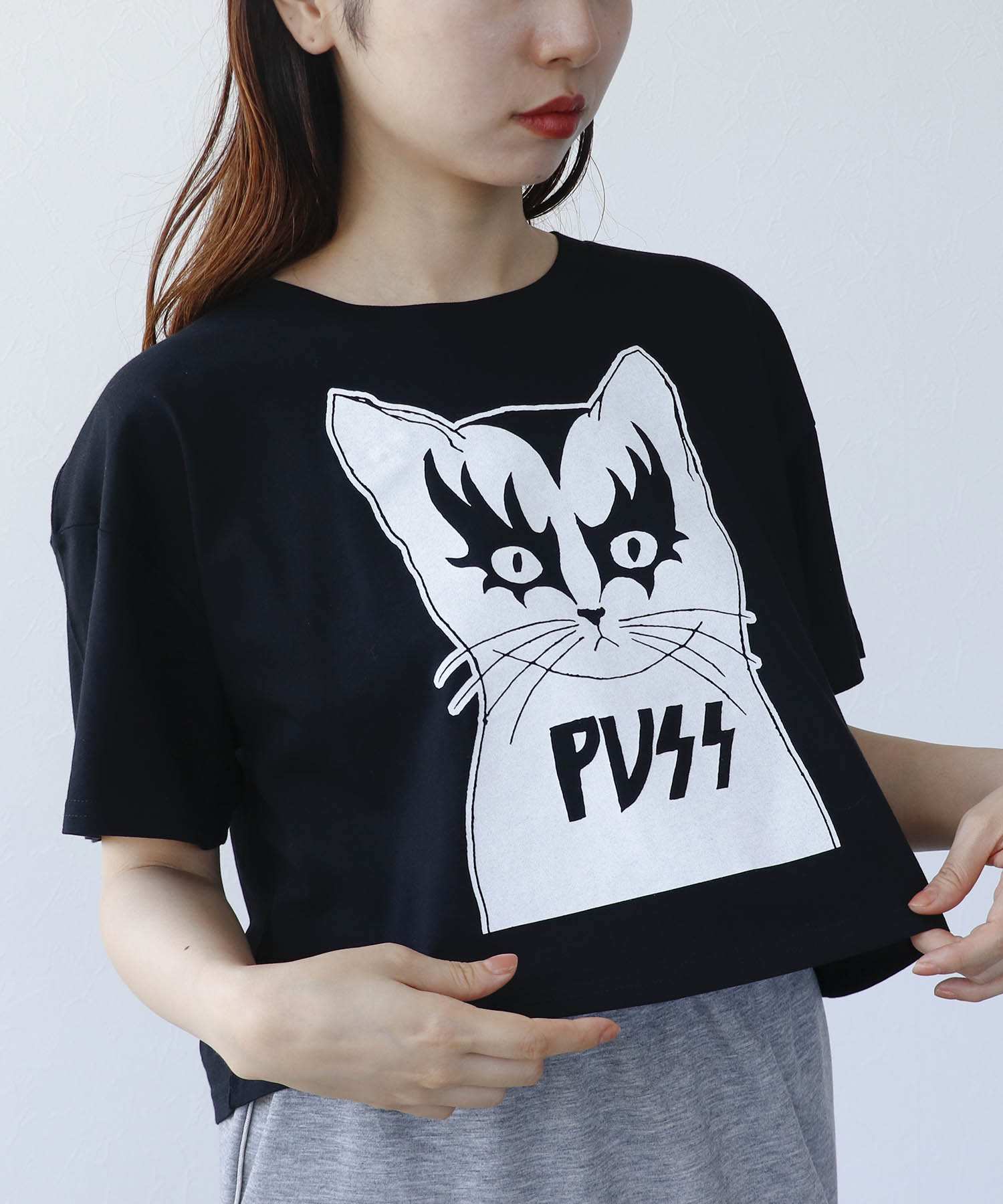 【BLACK SCORE】PUSS クロップドＴシャツ