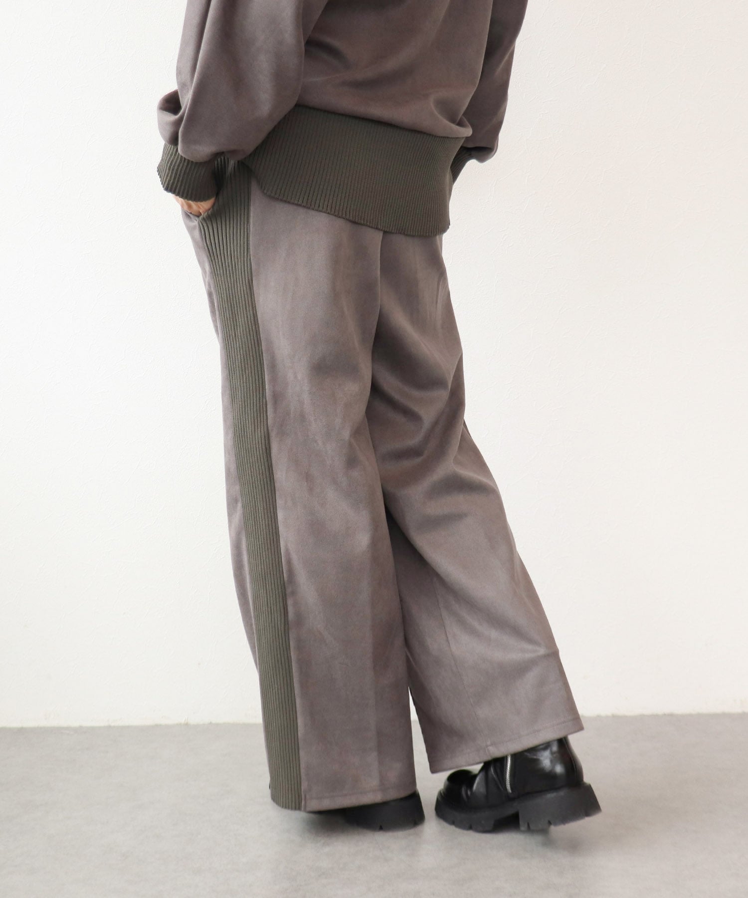 スエード×リブストレートパンツ