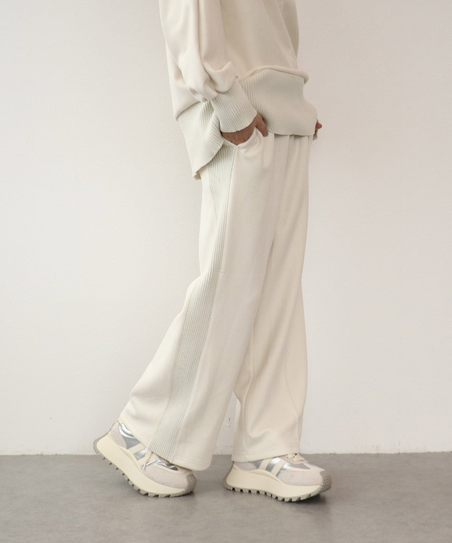 スエード×リブストレートパンツ