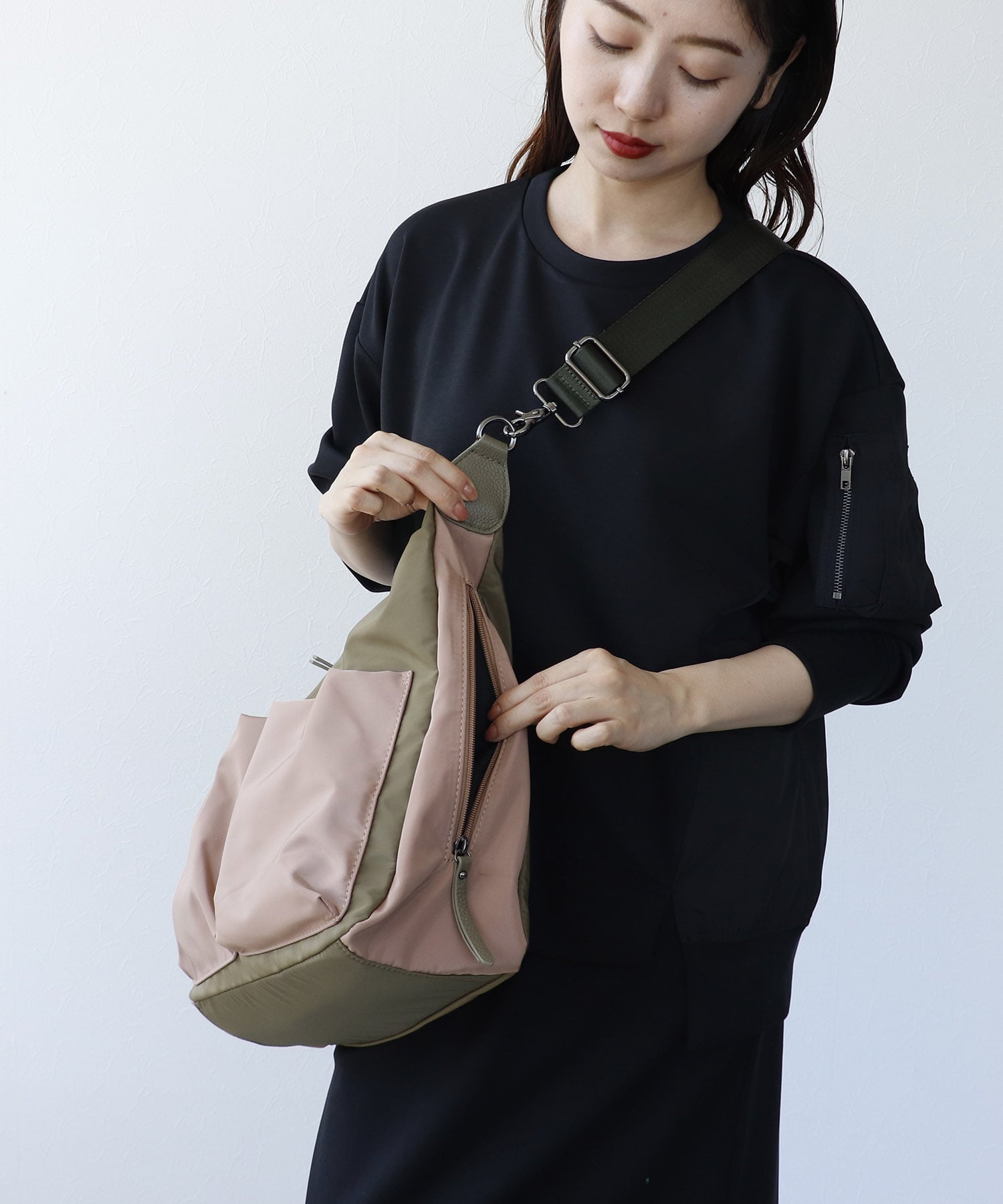 牛革×配色ナイロンWポケットショルダーバッグ
