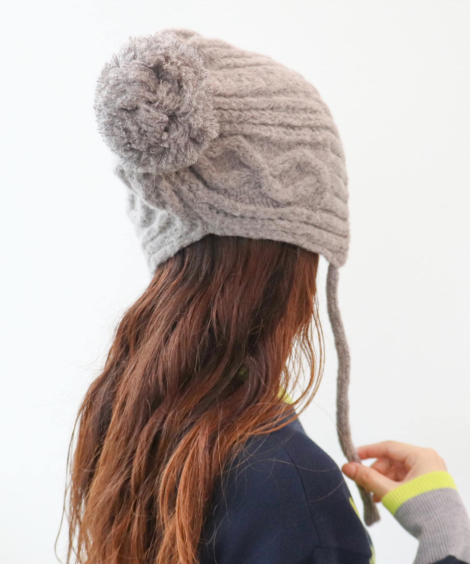 ポンポン付ケーブル編みニット帽