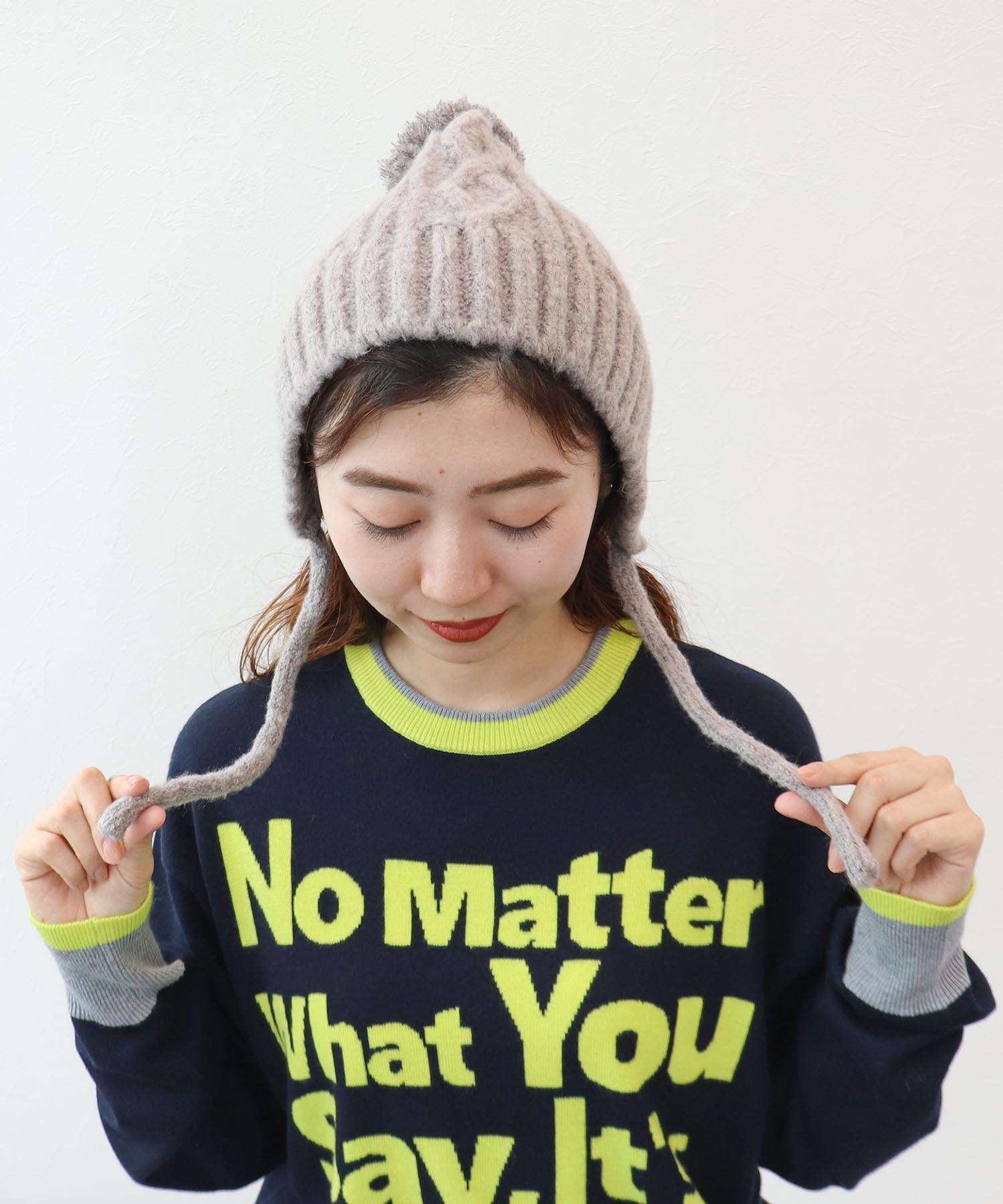 ポンポン付ケーブル編みニット帽