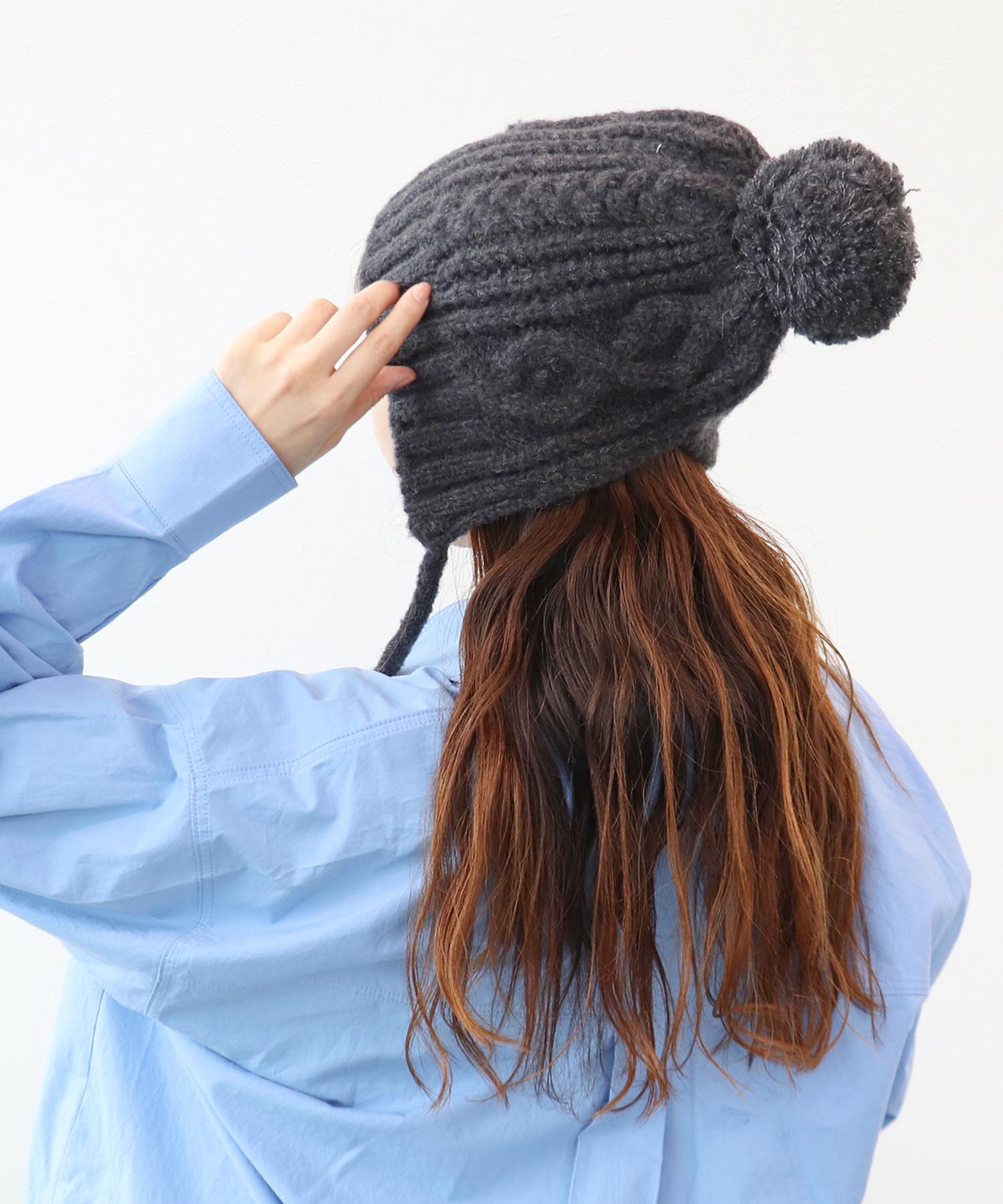 ポンポン付ケーブル編みニット帽