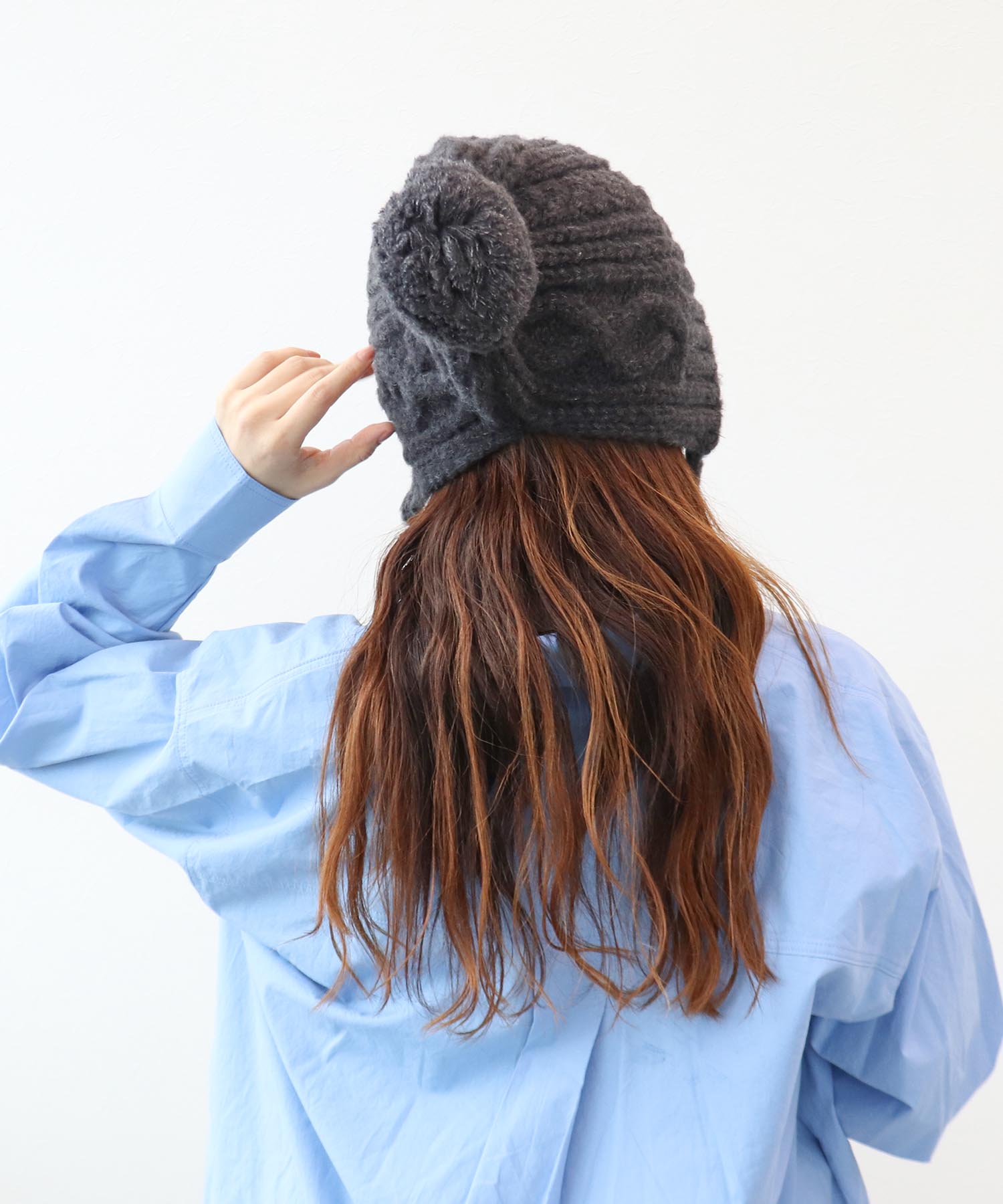 ポンポン付ケーブル編みニット帽