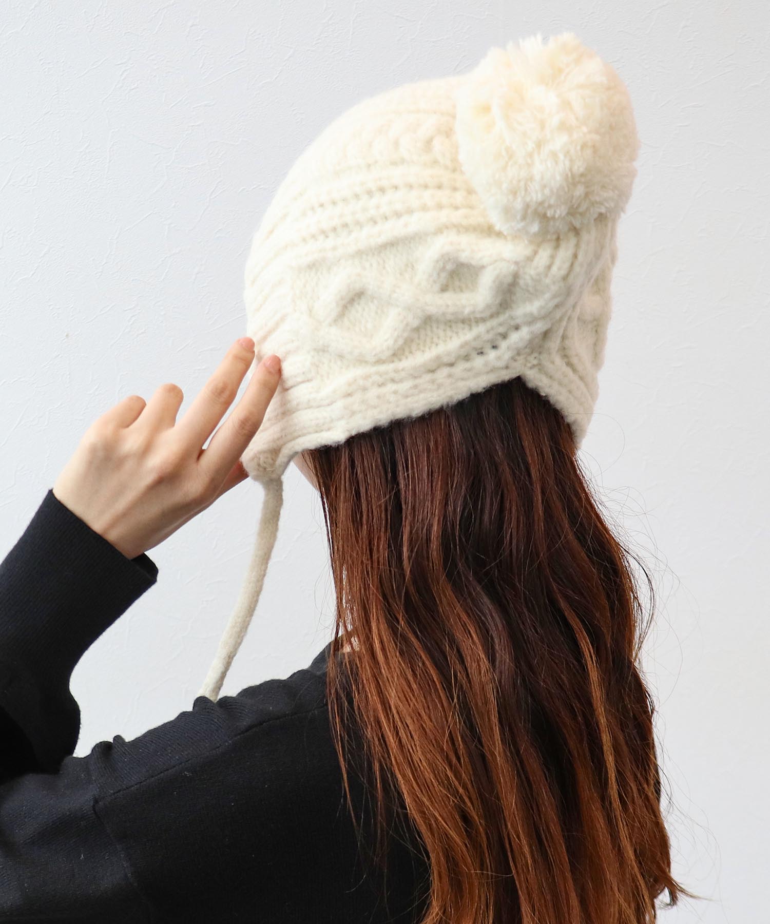 ポンポン付ケーブル編みニット帽