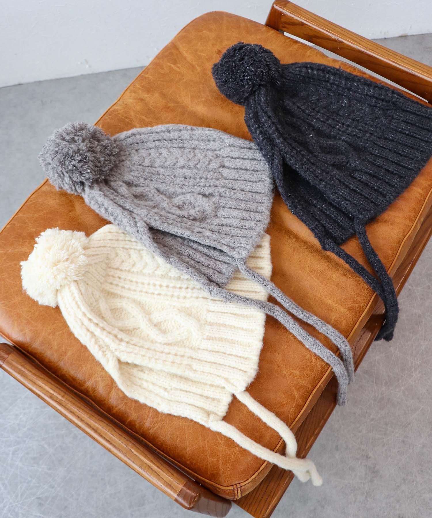 ポンポン付ケーブル編みニット帽