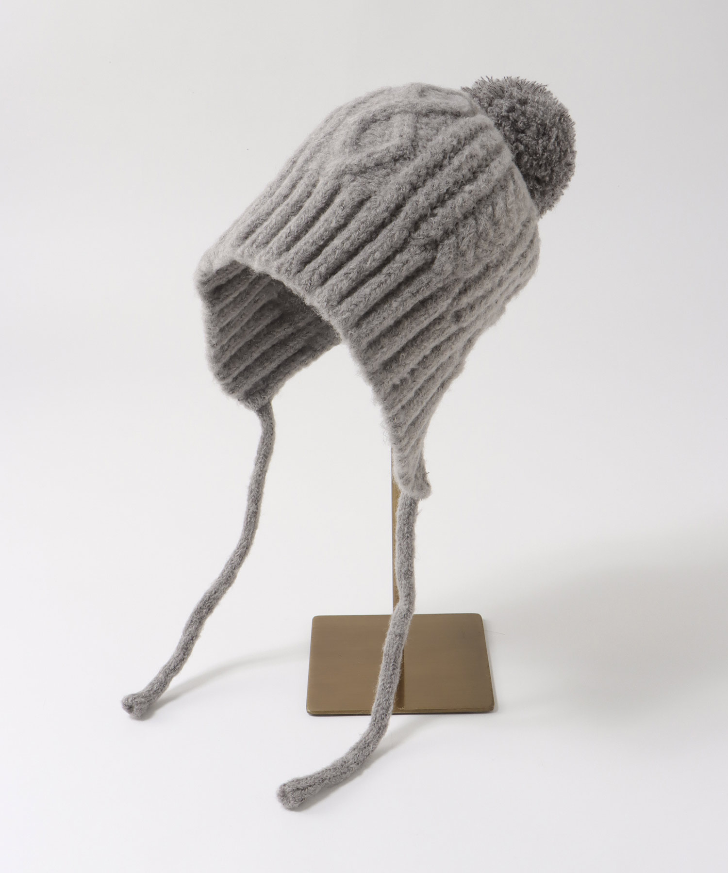 ポンポン付ケーブル編みニット帽