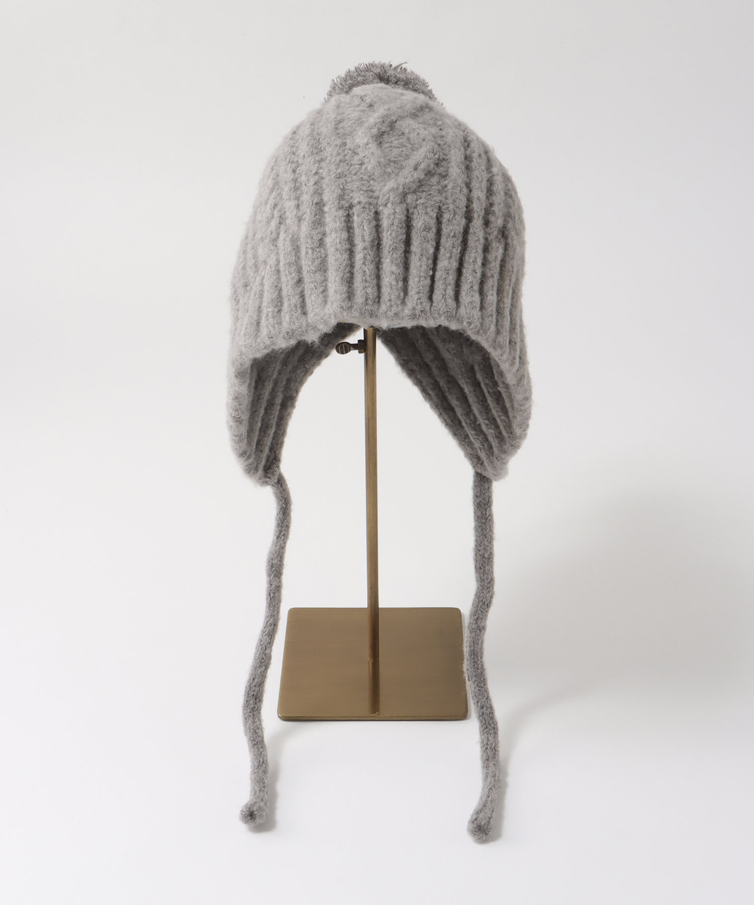 ポンポン付ケーブル編みニット帽